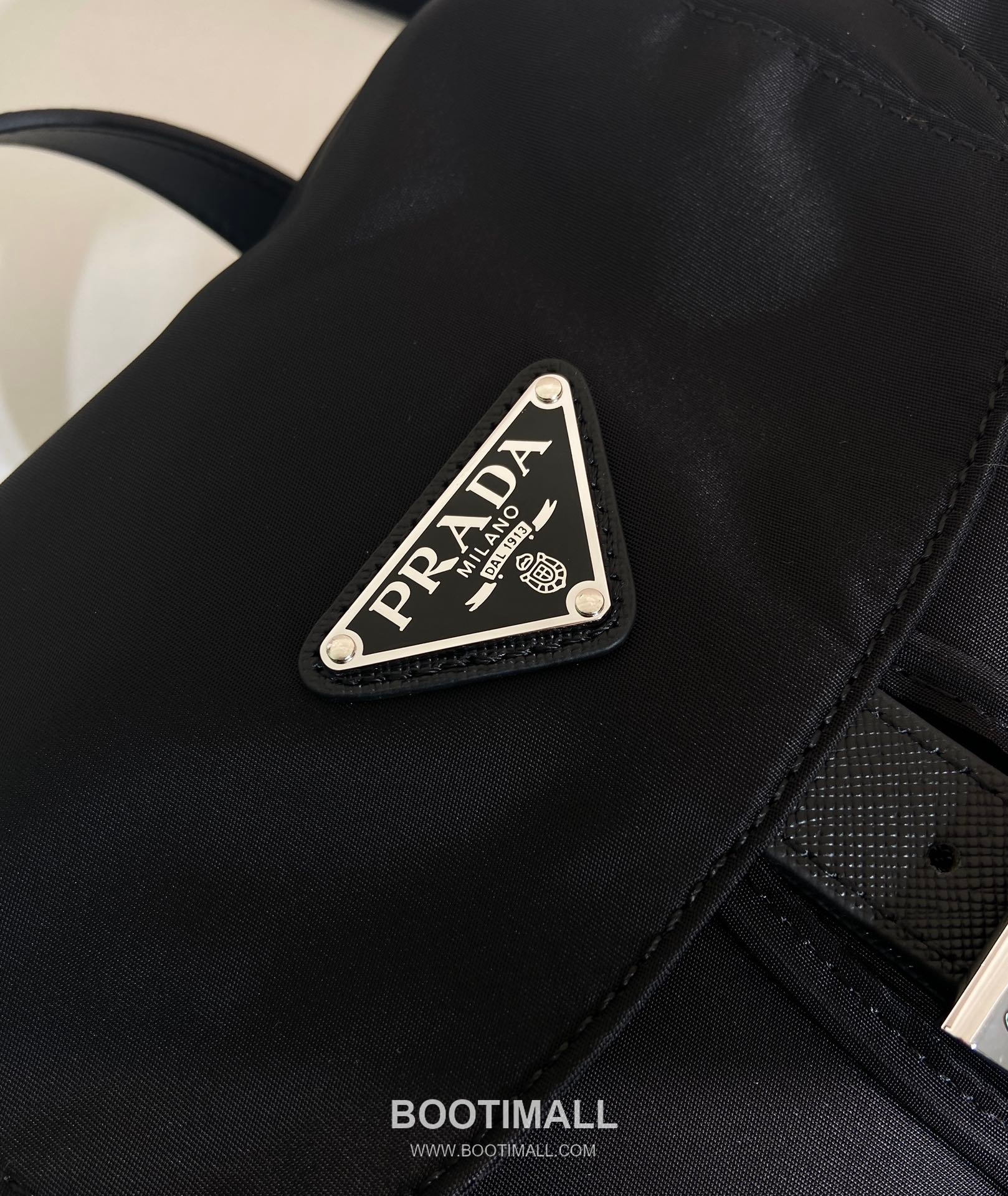 Prada Re-Nylon Backpack with Detachable Strap and Dual Carry Design 프라다 리나일론 탈부착 스트랩 듀얼 캐리 백팩 2VZ110A 34cm 14