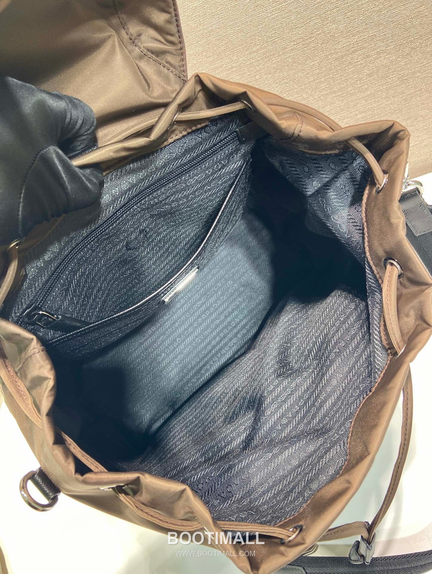 Prada Re-Nylon Backpack with Detachable Strap and Dual Carry Design 프라다 리나일론 탈부착 스트랩 듀얼 캐리 백팩 2VZ110A 34cm 8