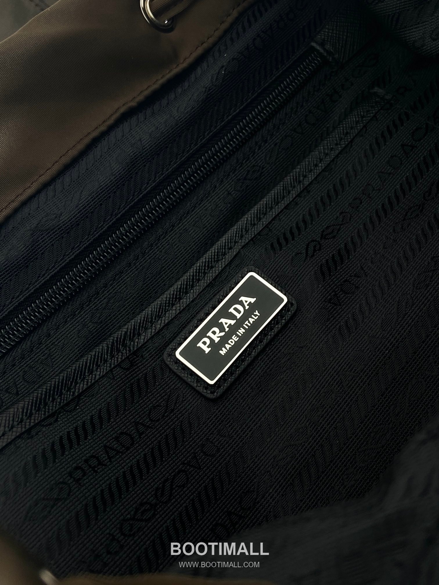 Prada Re-Nylon Backpack with Detachable Strap and Dual Carry Design 프라다 리나일론 탈부착 스트랩 듀얼 캐리 백팩 2VZ110A 34cm 9
