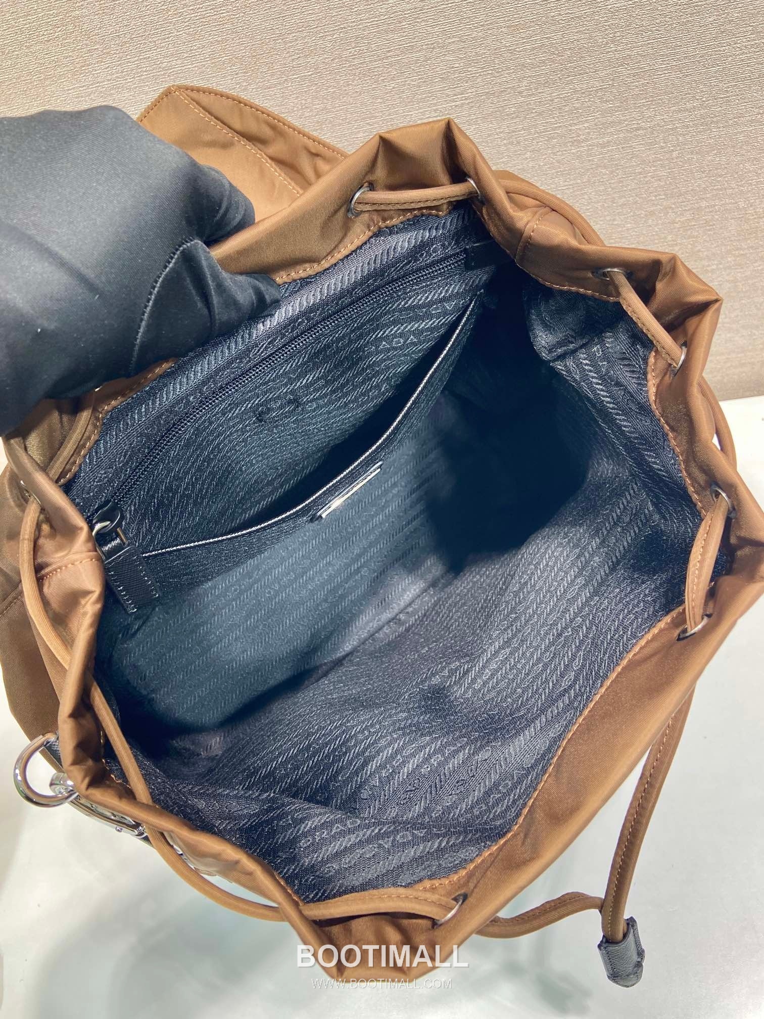 Prada Re-Nylon Backpack with Detachable Strap and Dual Carry Design 프라다 리나일론 탈부착 스트랩 듀얼 캐리 백팩 2VZ110A 34cm 8