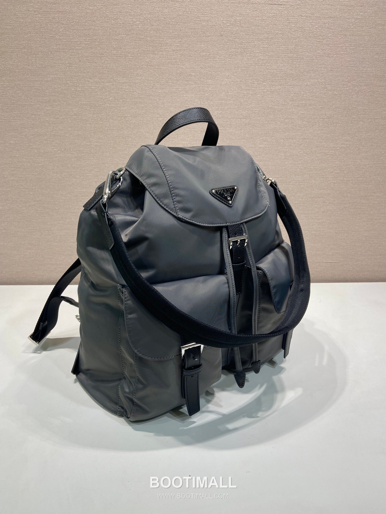 Prada Re-Nylon Backpack with Detachable Strap and Dual Carry Design 프라다 리나일론 탈부착 스트랩 듀얼 캐리 백팩 2VZ110A 34cm 3