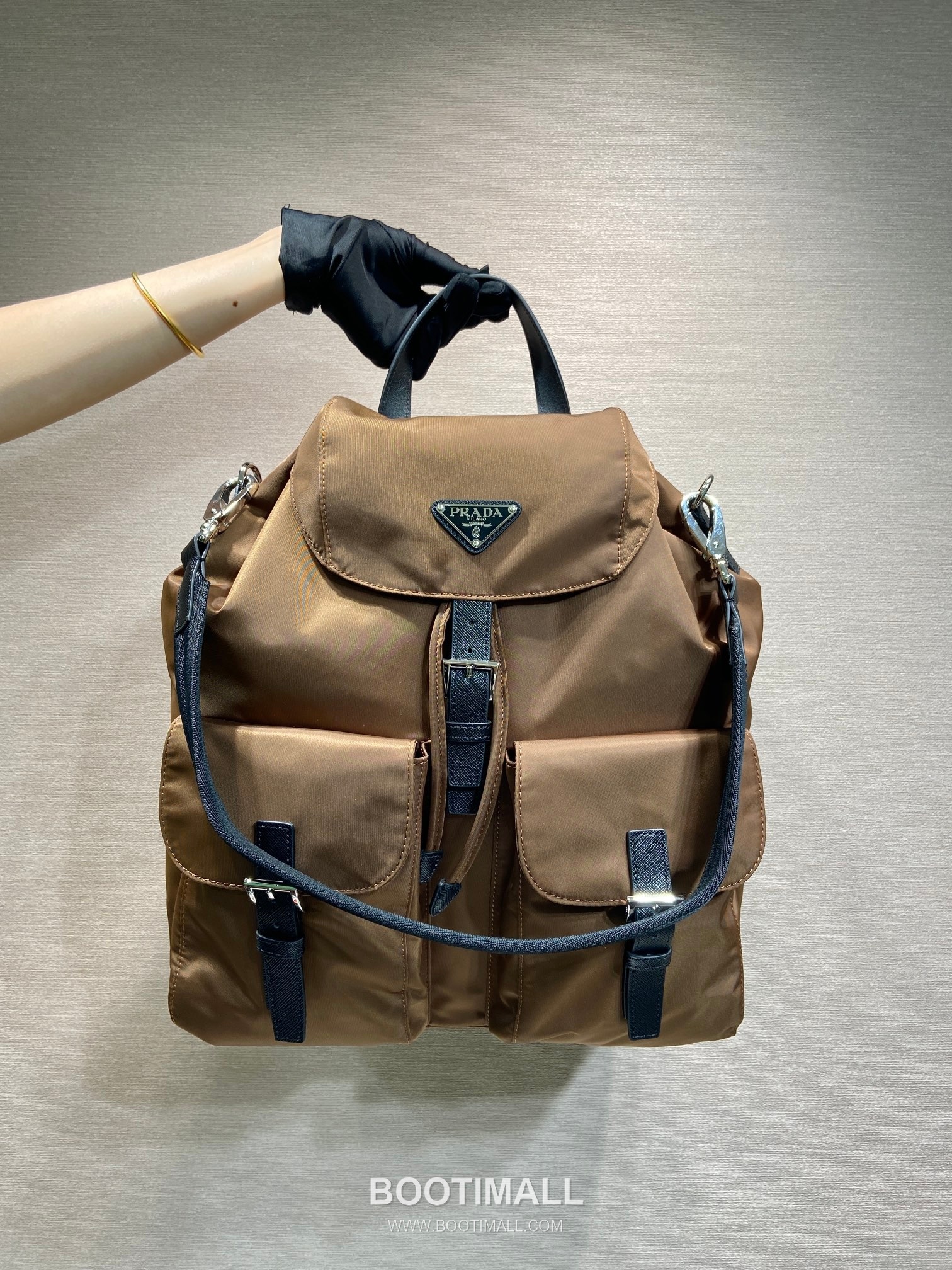 Prada Re-Nylon Backpack with Detachable Strap and Dual Carry Design 프라다 리나일론 탈부착 스트랩 듀얼 캐리 백팩 2VZ110A 34cm 10