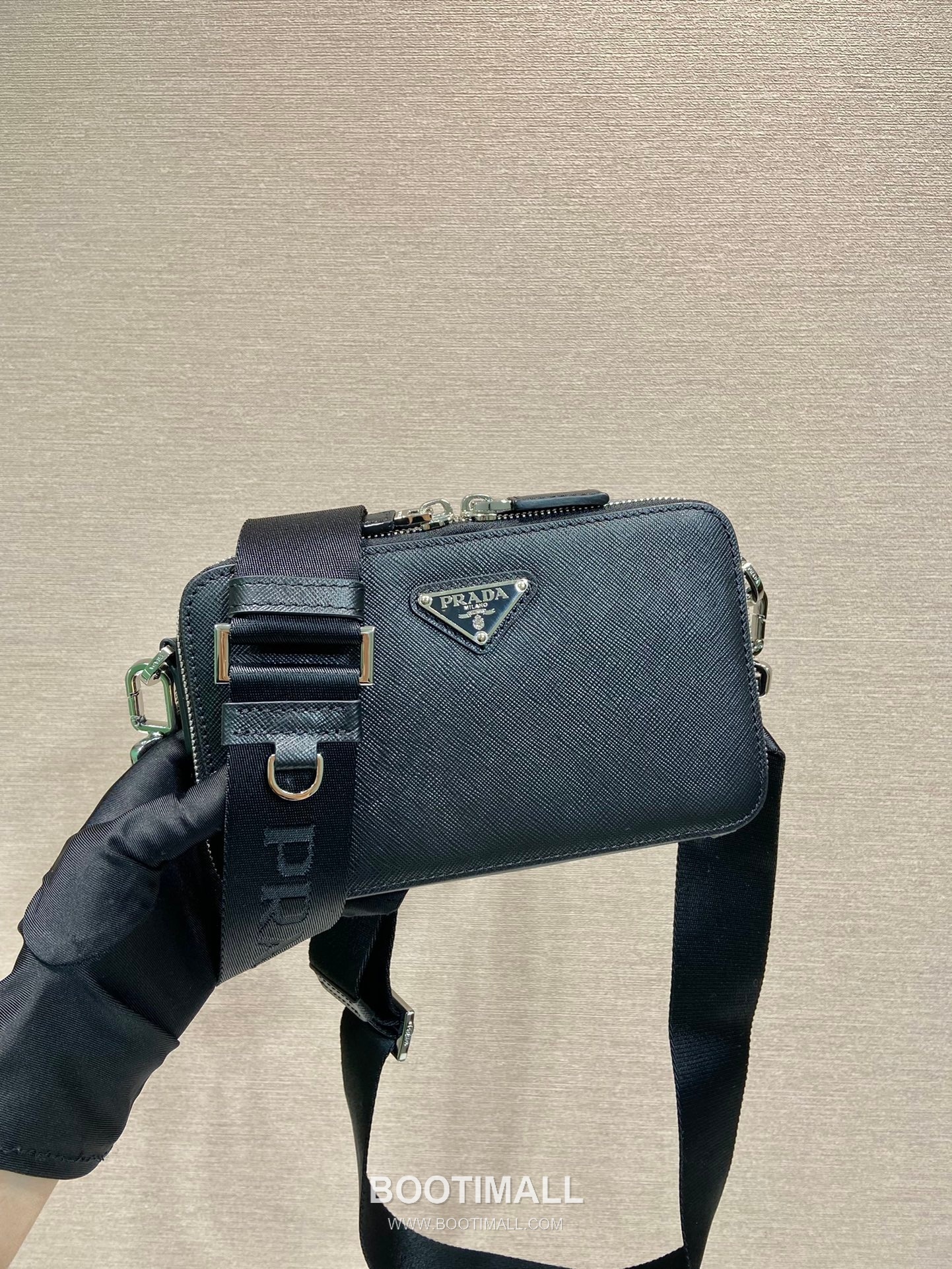 Prada Saffiano Leather Brique Messenger Bag with Adjustable Strap and Triangle Logo 프라다 사피아노 레더 삼각로고 조절 스트랩 브리크 메신저백 2VH173 19cm 1