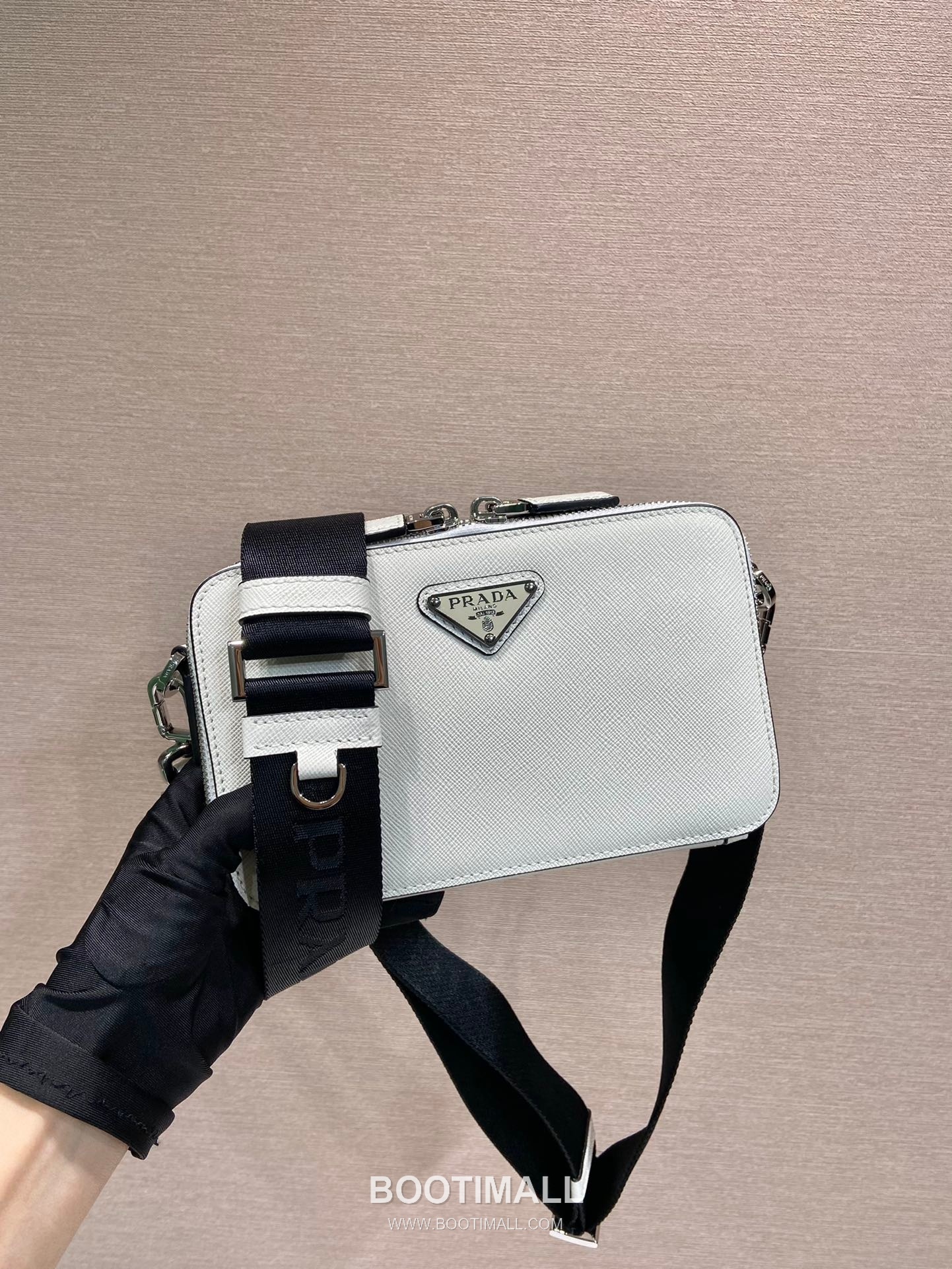 Prada Saffiano Leather Brique Messenger Bag with Adjustable Strap and Triangle Logo 프라다 사피아노 레더 삼각로고 조절 스트랩 브리크 메신저백 2VH173 19cm 1
