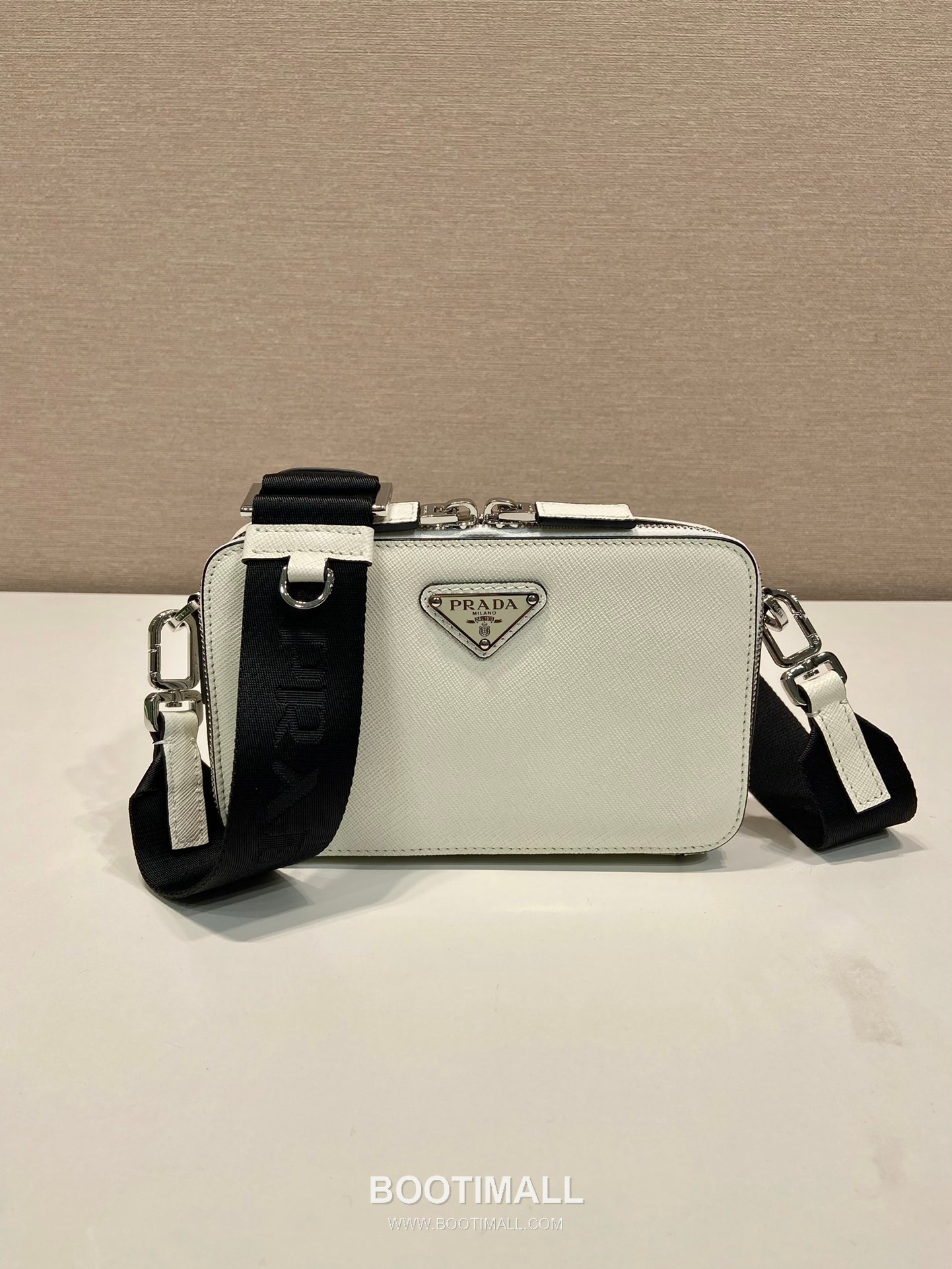 Prada Saffiano Leather Brique Messenger Bag with Adjustable Strap and Triangle Logo 프라다 사피아노 레더 삼각로고 조절 스트랩 브리크 메신저백 2VH173 19cm 2