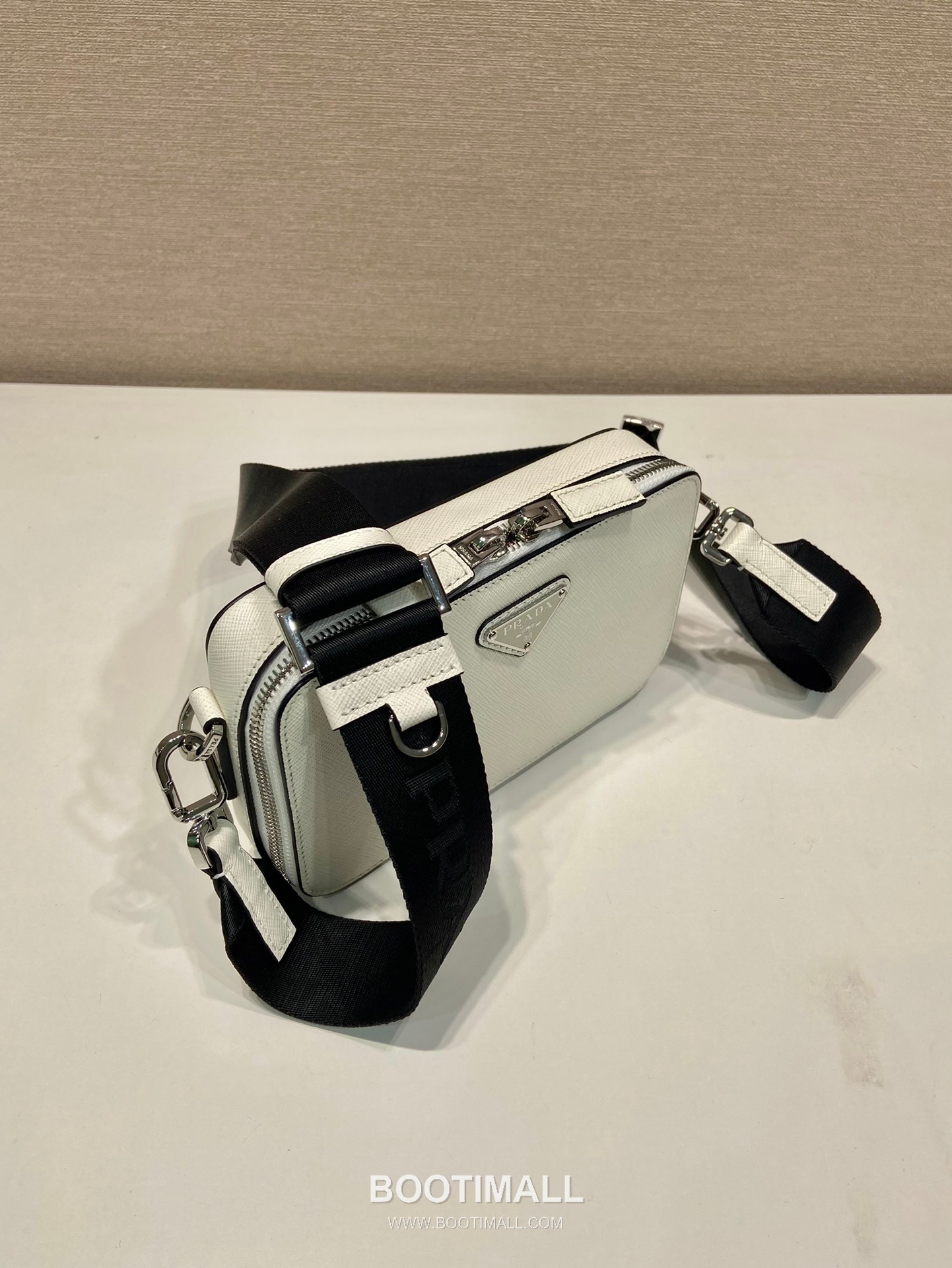 Prada Saffiano Leather Brique Messenger Bag with Adjustable Strap and Triangle Logo 프라다 사피아노 레더 삼각로고 조절 스트랩 브리크 메신저백 2VH173 19cm 3