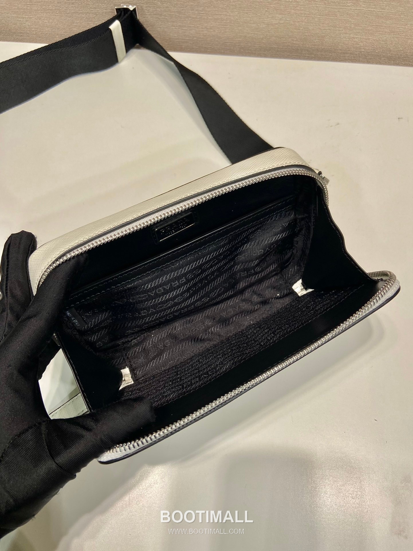 Prada Saffiano Leather Brique Messenger Bag with Adjustable Strap and Triangle Logo 프라다 사피아노 레더 삼각로고 조절 스트랩 브리크 메신저백 2VH173 19cm 8