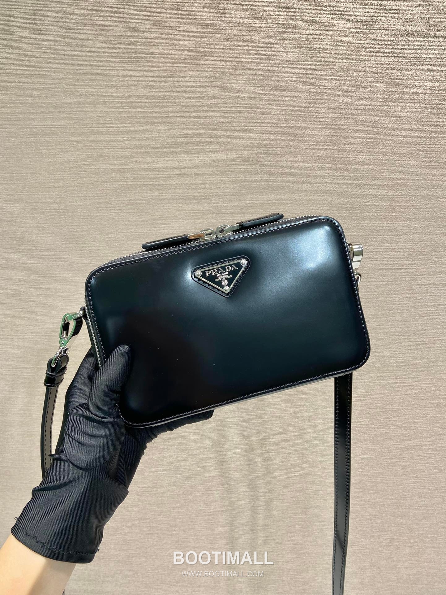 Prada Saffiano Leather Brique Messenger Bag with Adjustable Strap and Triangle Logo 프라다 사피아노 레더 삼각로고 조절 스트랩 브리크 메신저백 2VH173 19cm 1