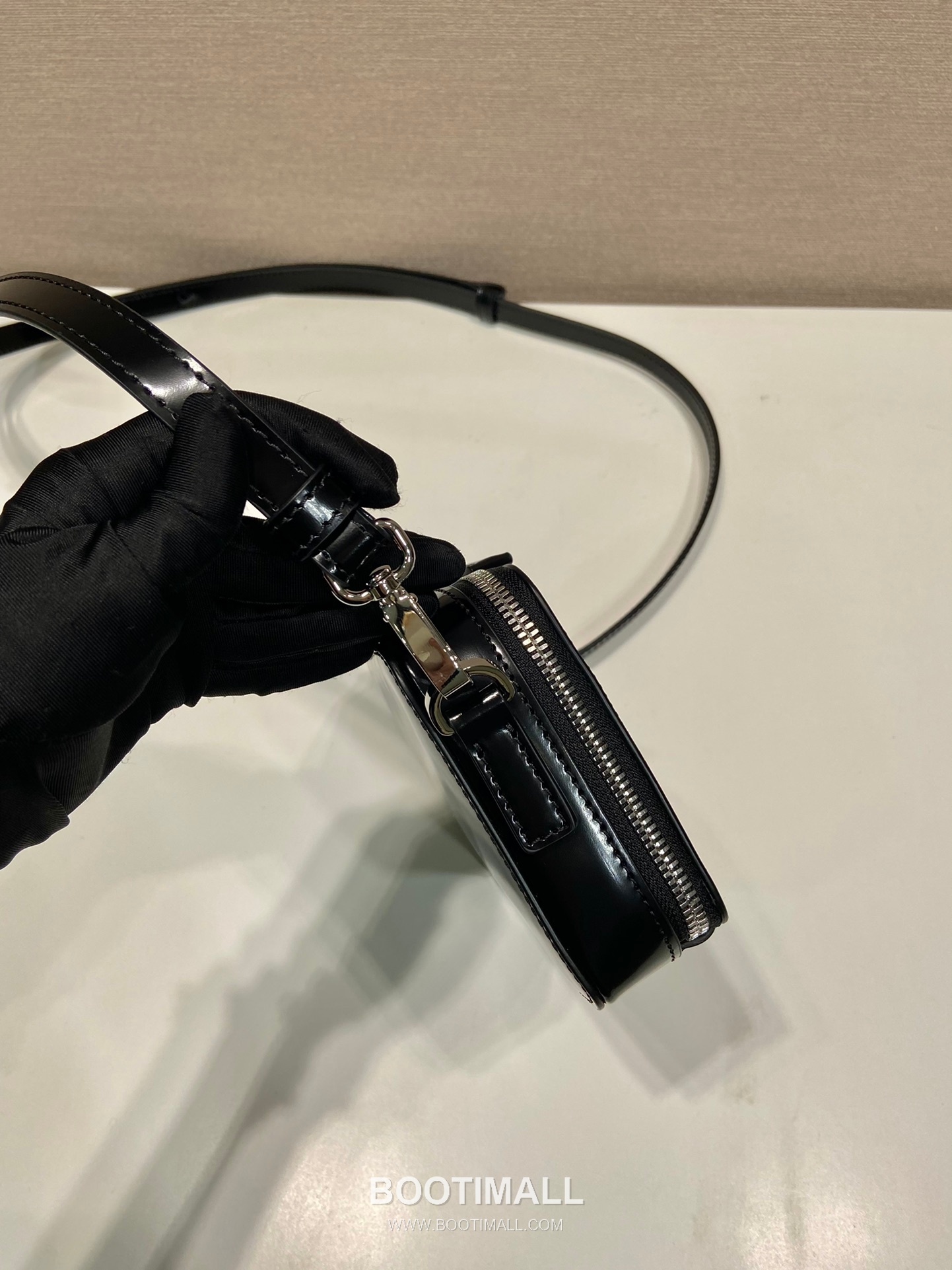 Prada Saffiano Leather Brique Messenger Bag with Adjustable Strap and Triangle Logo 프라다 사피아노 레더 삼각로고 조절 스트랩 브리크 메신저백 2VH173 19cm 7