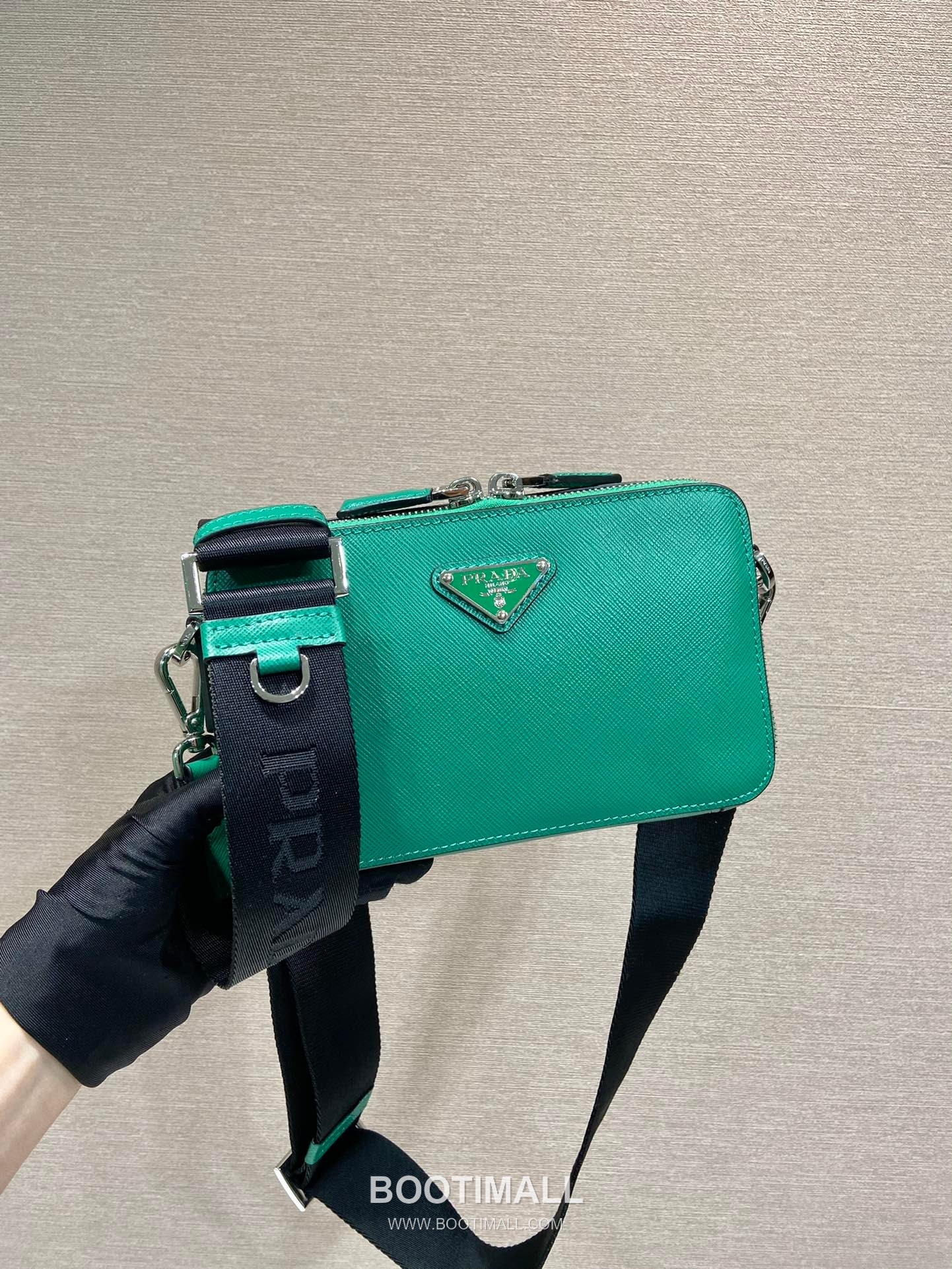 Prada Saffiano Leather Brique Messenger Bag with Adjustable Strap and Triangle Logo 프라다 사피아노 레더 삼각로고 조절 스트랩 브리크 메신저백 2VH173 19cm 1