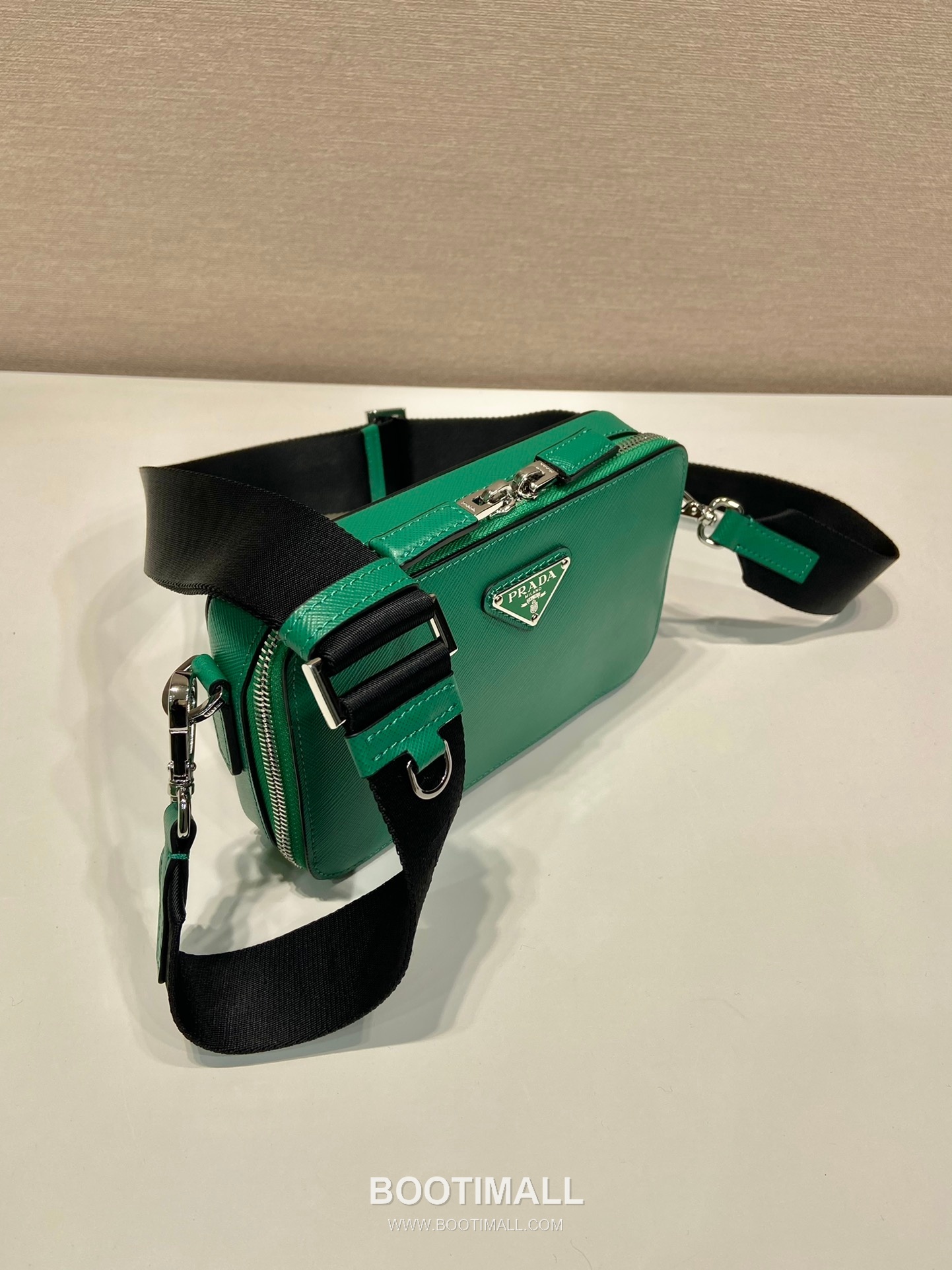 Prada Saffiano Leather Brique Messenger Bag with Adjustable Strap and Triangle Logo 프라다 사피아노 레더 삼각로고 조절 스트랩 브리크 메신저백 2VH173 19cm 4