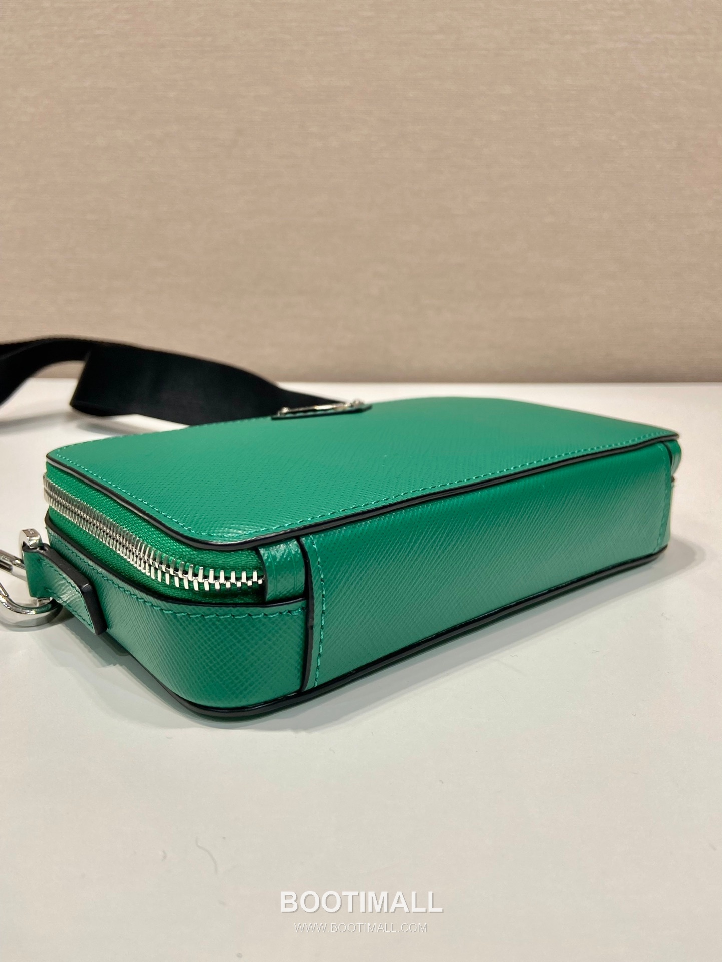 Prada Saffiano Leather Brique Messenger Bag with Adjustable Strap and Triangle Logo 프라다 사피아노 레더 삼각로고 조절 스트랩 브리크 메신저백 2VH173 19cm 7