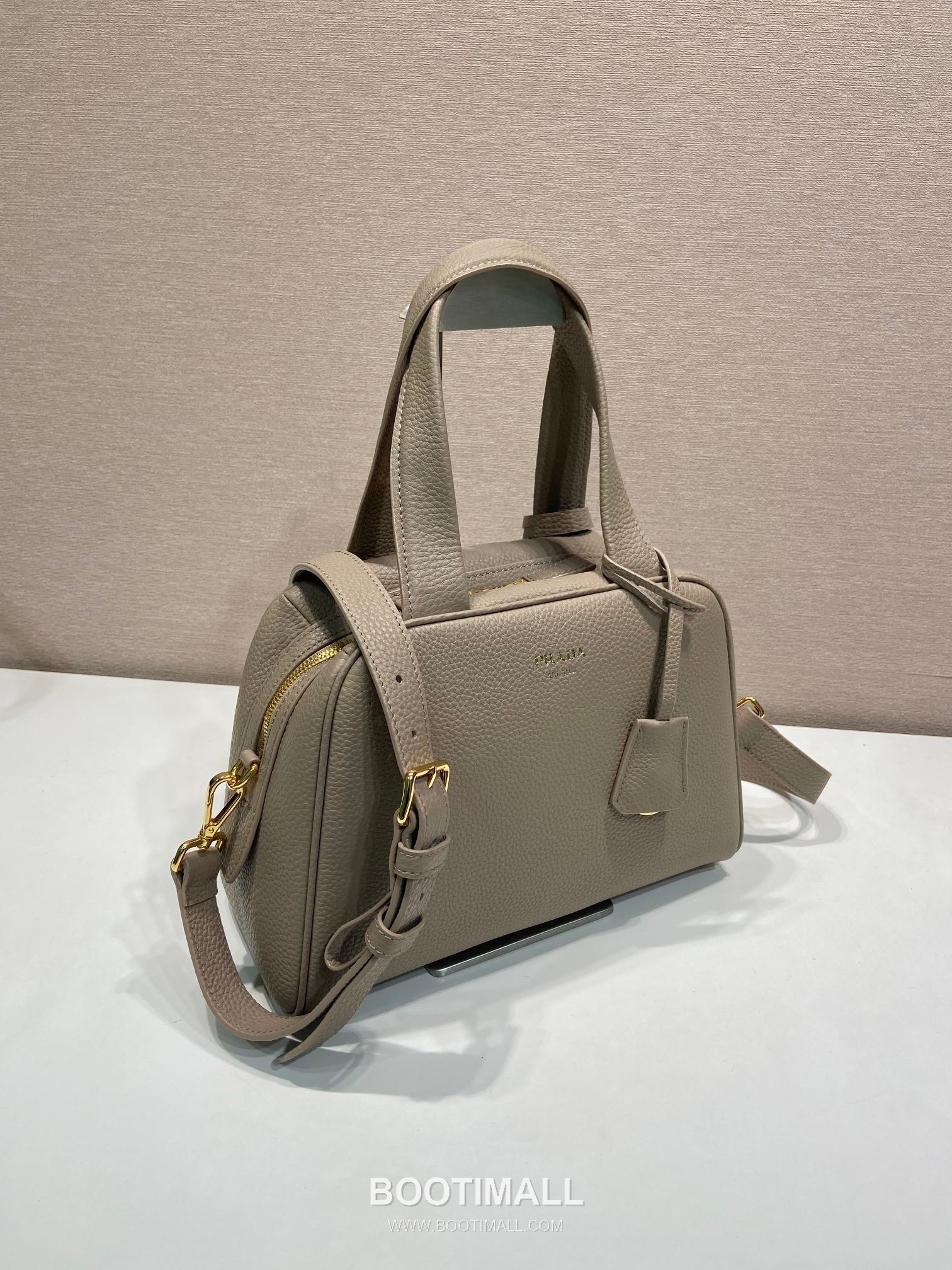 Prada Grained Leather Top Handle Bag with Detachable Strap and Logo Detail 프라다 그레인 레더 탈부착 스트랩 로고 디테일 탑핸들백 1BB149 28cm 2