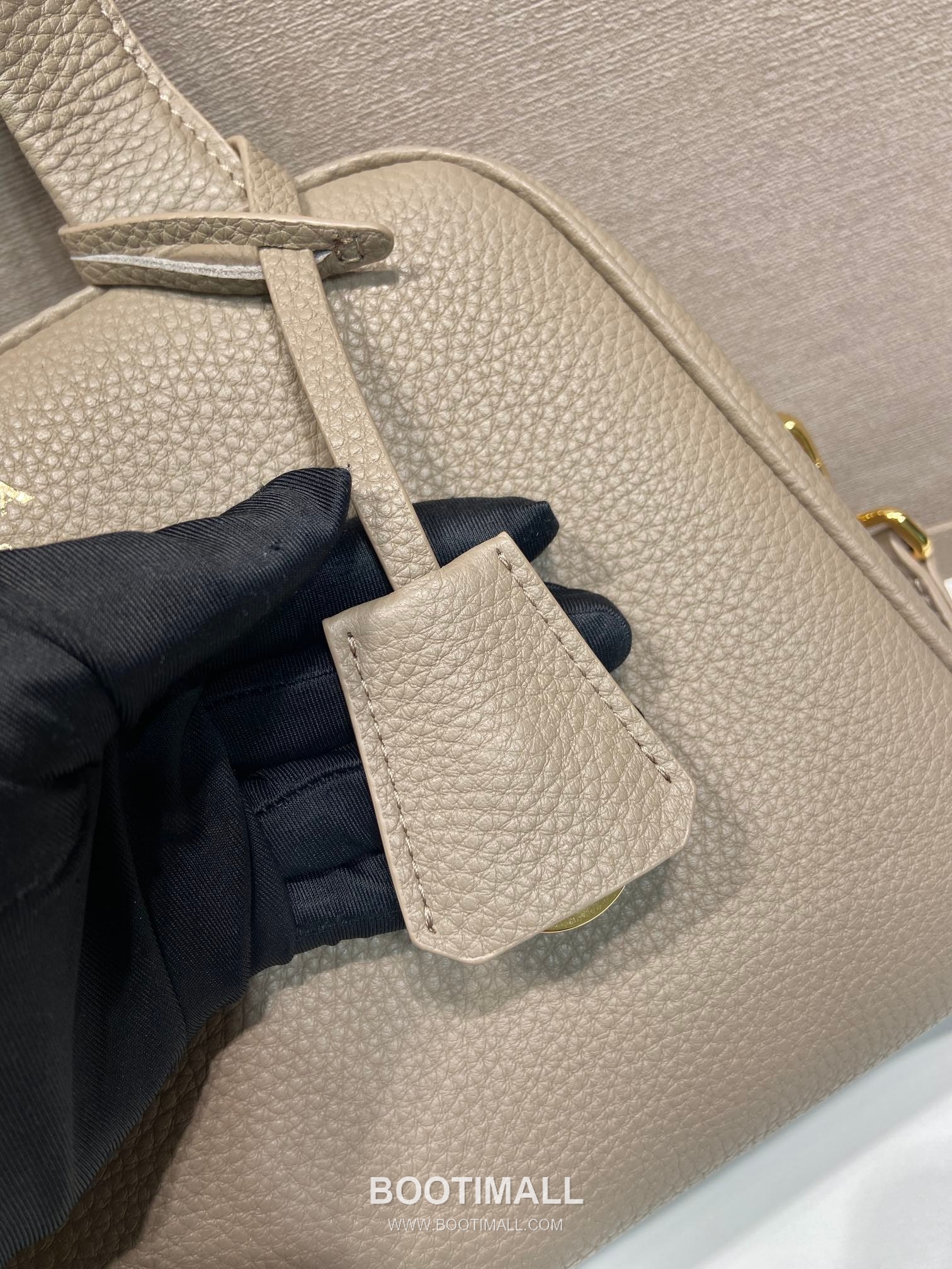 Prada Grained Leather Top Handle Bag with Detachable Strap and Logo Detail 프라다 그레인 레더 탈부착 스트랩 로고 디테일 탑핸들백 1BB149 28cm 7