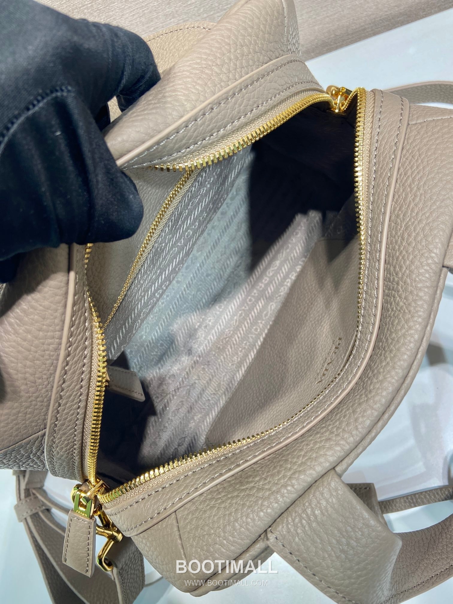 Prada Grained Leather Top Handle Bag with Detachable Strap and Logo Detail 프라다 그레인 레더 탈부착 스트랩 로고 디테일 탑핸들백 1BB149 28cm 8