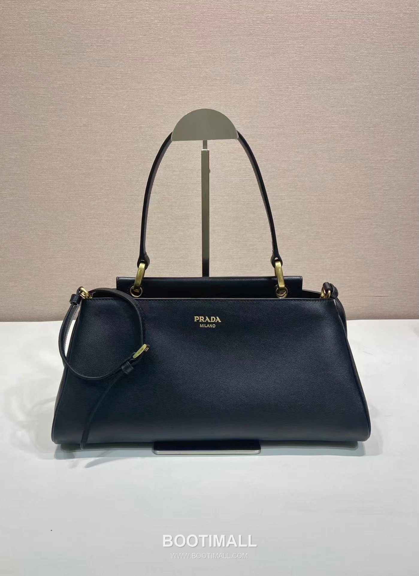 Prada Calfskin Leather Shoulder Bag with Detachable Strap and Zip Detail 프라다 카프스킨 레더 탈부착 스트랩 지퍼 디테일 숄더백 1BA475 35cm 1