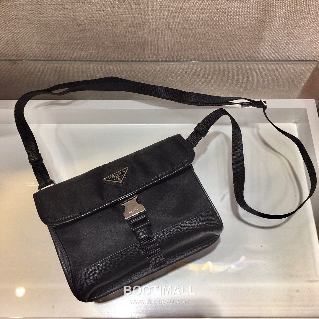 Prada Saffiano Leather Mini Messenger Bag with Triangle Logo 프라다 사피아노 레더 삼각로고 미니 메신저백 2ZH108 18cm 1