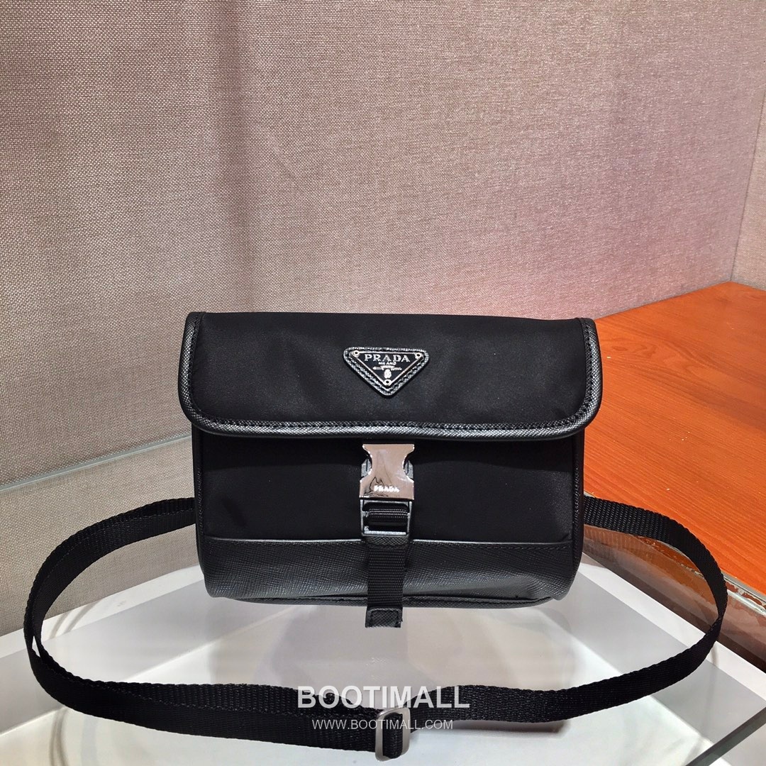 Prada Saffiano Leather Mini Messenger Bag with Triangle Logo 프라다 사피아노 레더 삼각로고 미니 메신저백 2ZH108 18cm 3