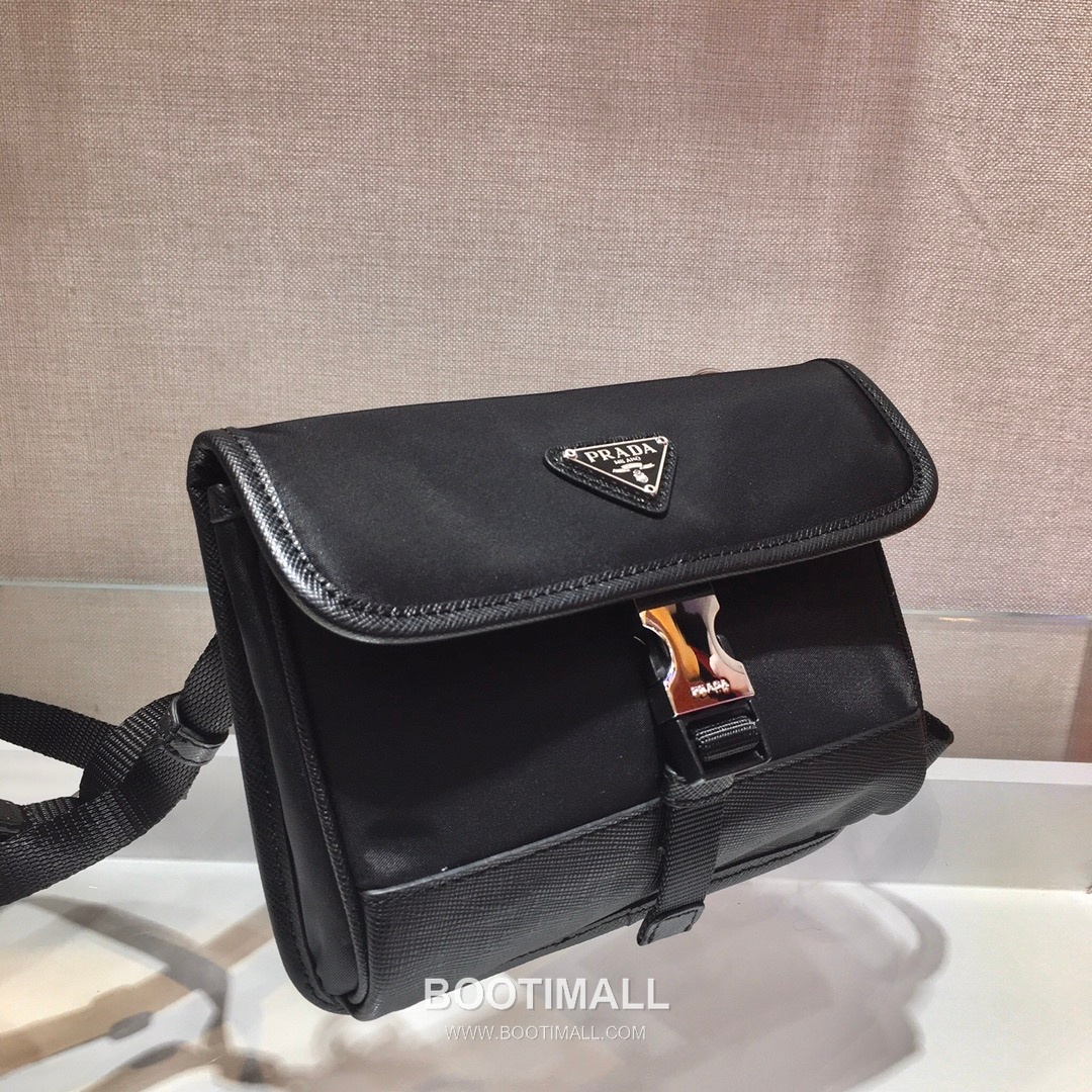Prada Saffiano Leather Mini Messenger Bag with Triangle Logo 프라다 사피아노 레더 삼각로고 미니 메신저백 2ZH108 18cm 4