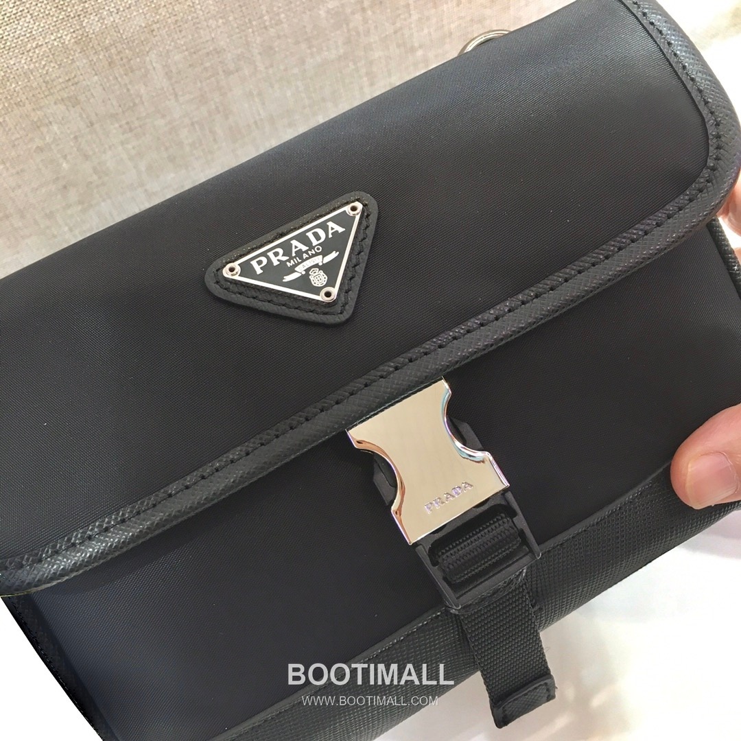 Prada Saffiano Leather Mini Messenger Bag with Triangle Logo 프라다 사피아노 레더 삼각로고 미니 메신저백 2ZH108 18cm 5