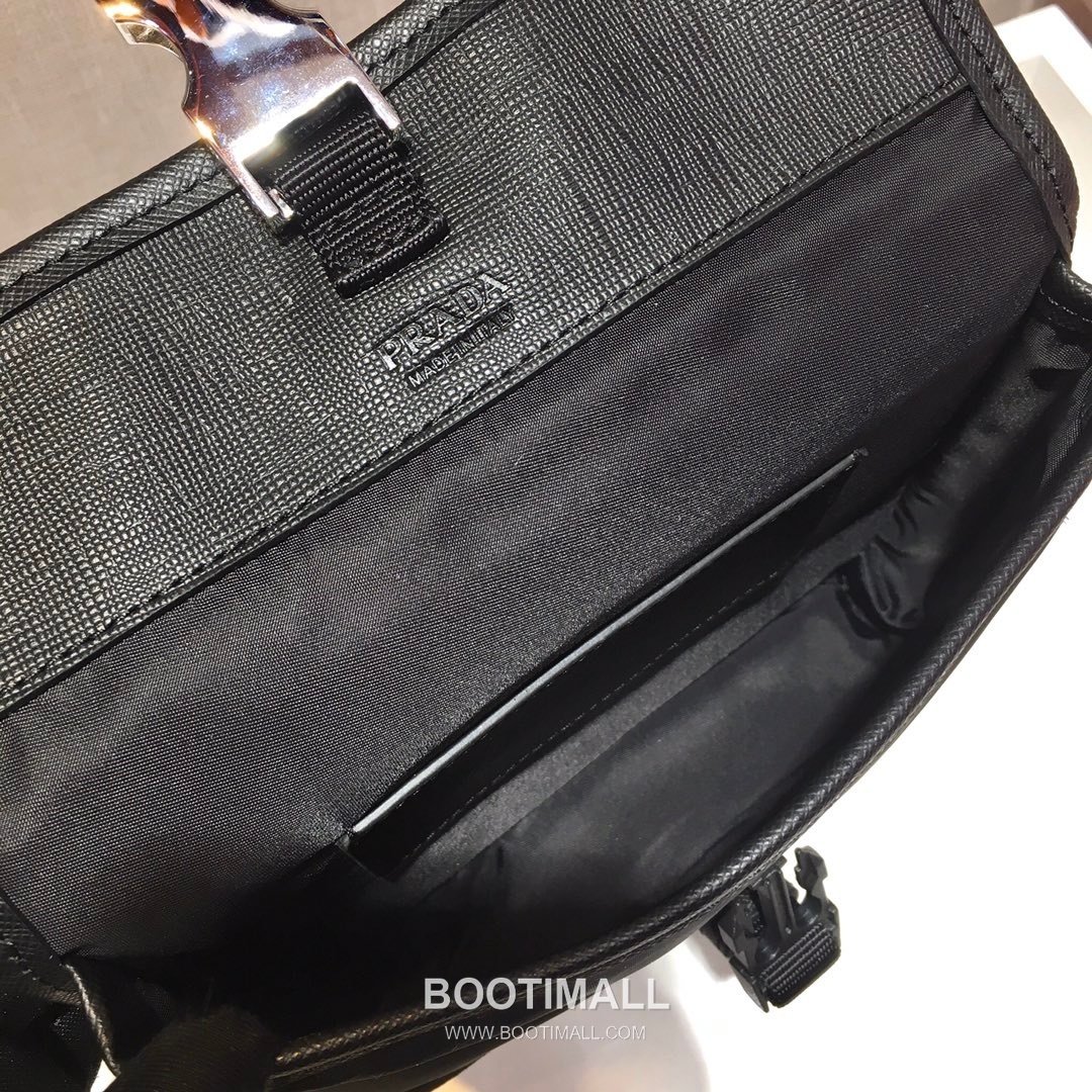 Prada Saffiano Leather Mini Messenger Bag with Triangle Logo 프라다 사피아노 레더 삼각로고 미니 메신저백 2ZH108 18cm 9