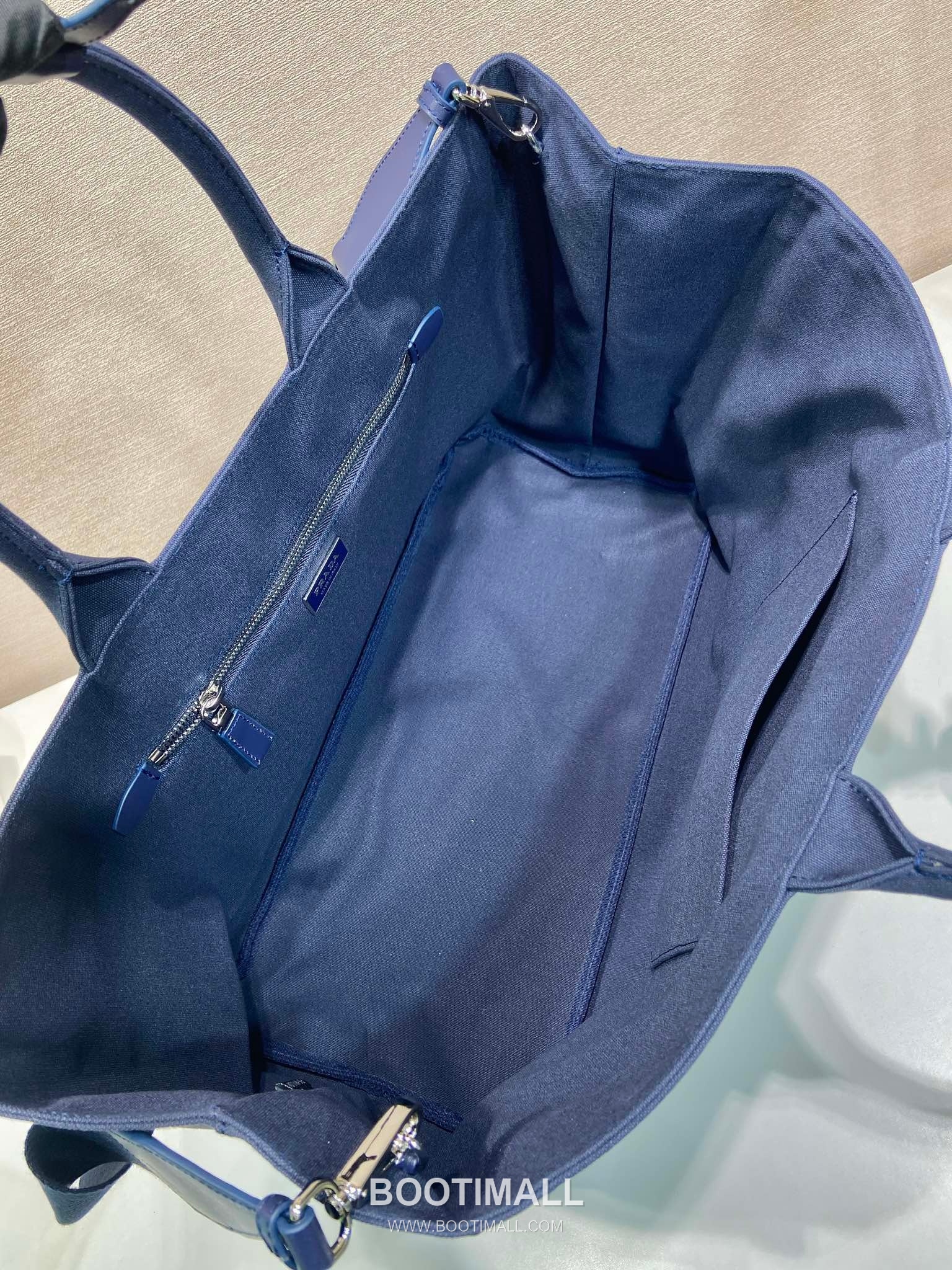 Prada Canvas Leather Trim Tote Bag with Adjustable Strap and Stitch Detail 프라다 캔버스 레더 트림 조절 스트랩 스티치 토트백 2VG131 43cm 8