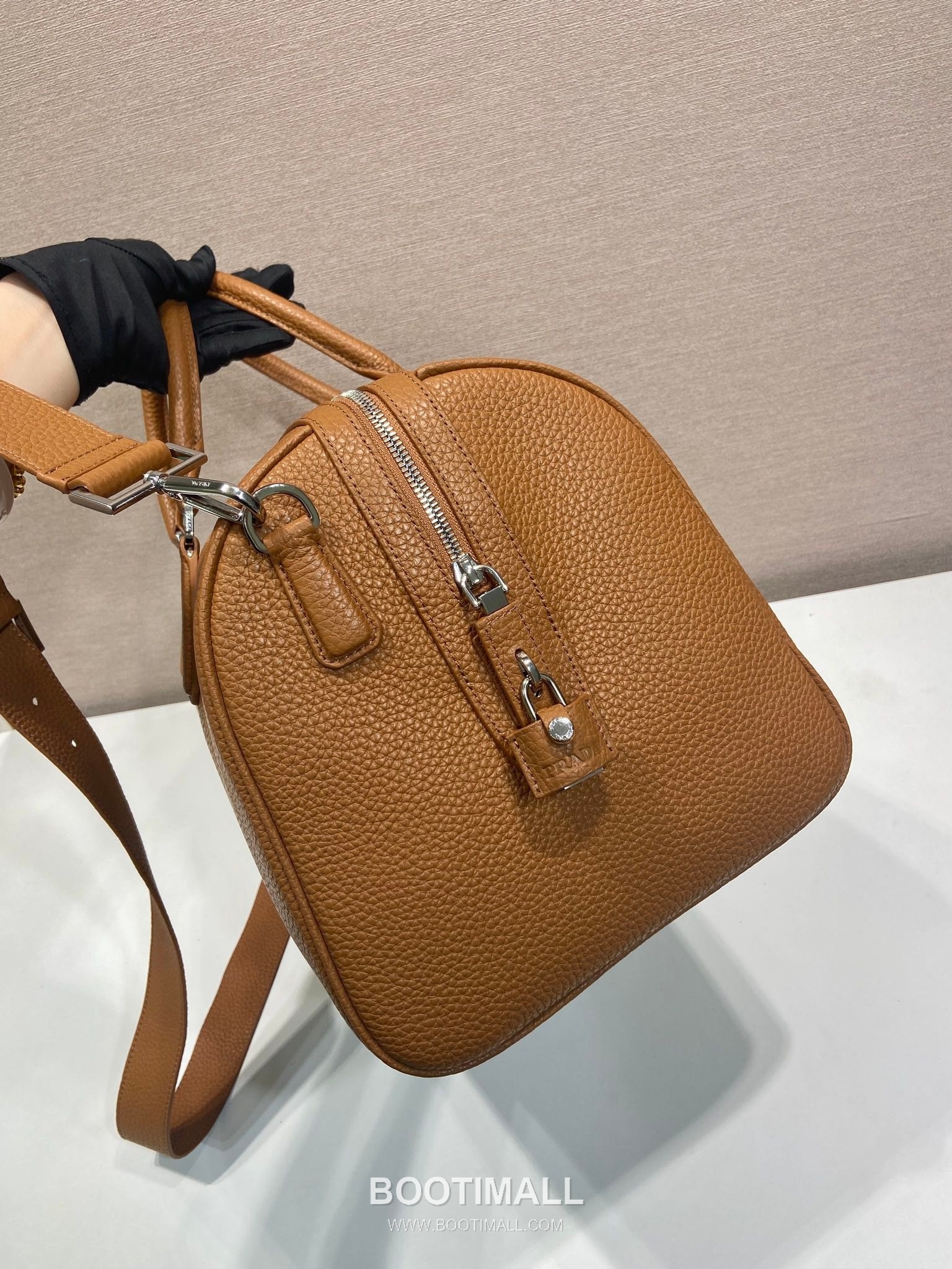 Prada Leather Travel Bag with Triangle Logo and Detachable Strap 프라다 레더 삼각로고 탈부착 스트랩 트래블백 2VC048 50cm 4