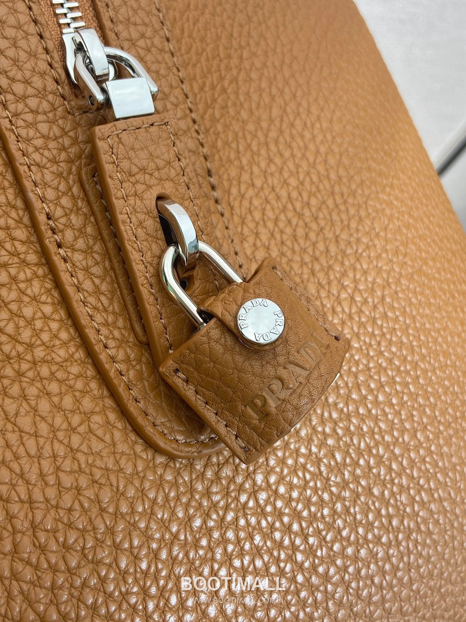 Prada Leather Travel Bag with Triangle Logo and Detachable Strap 프라다 레더 삼각로고 탈부착 스트랩 트래블백 2VC048 50cm 8