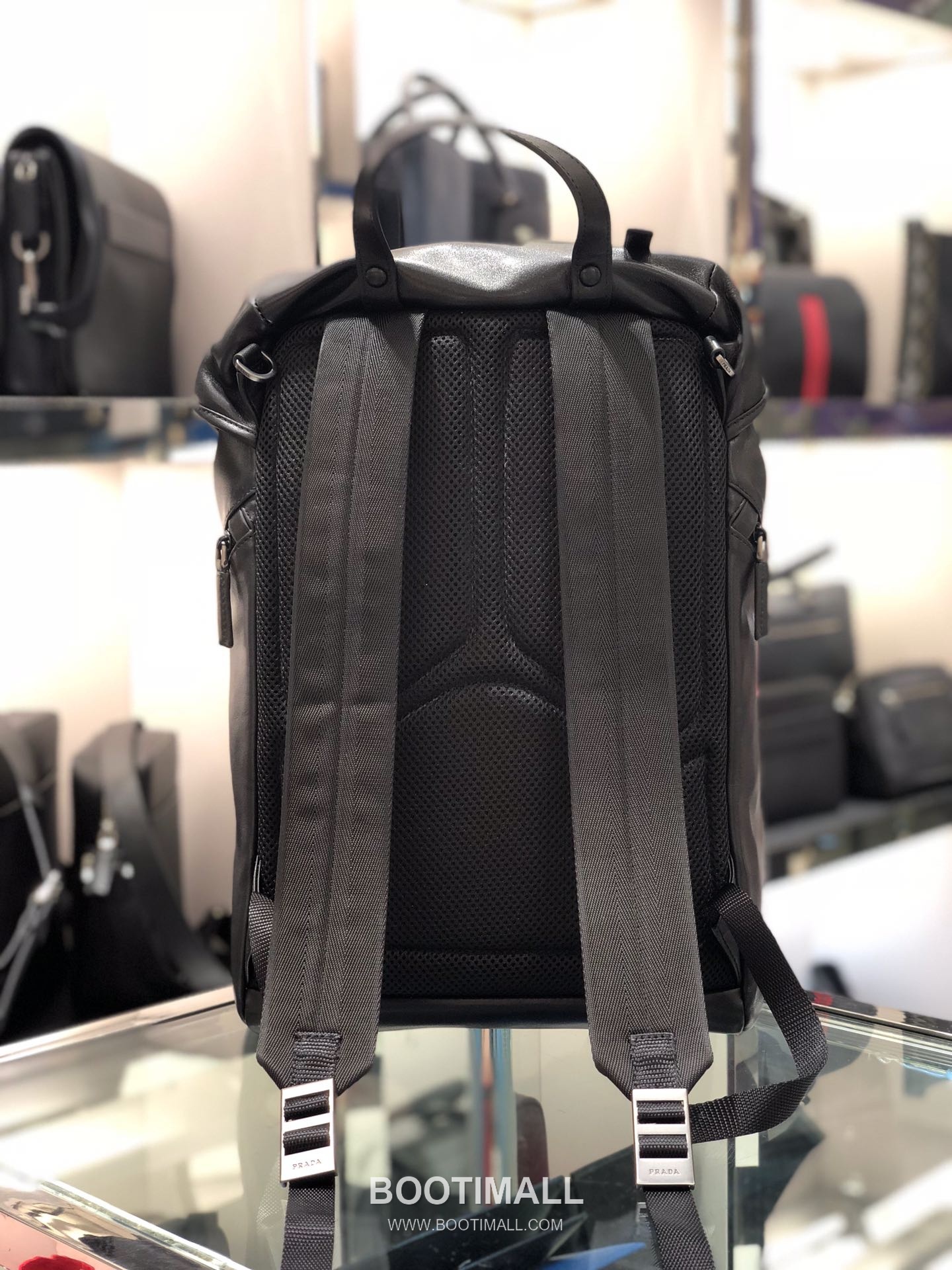 Prada Calfskin Leather Backpack with Multi Zip Pocket and Gunmetal Hardware 프라다 카프스킨 레더 멀티 지퍼포켓 건메탈 하드웨어 백팩 2VZ135 27cm 4
