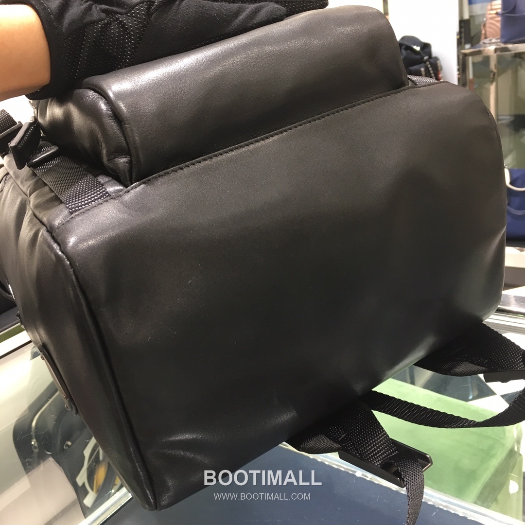 Prada Calfskin Leather Backpack with Multi Zip Pocket and Gunmetal Hardware 프라다 카프스킨 레더 멀티 지퍼포켓 건메탈 하드웨어 백팩 2VZ135 27cm 6