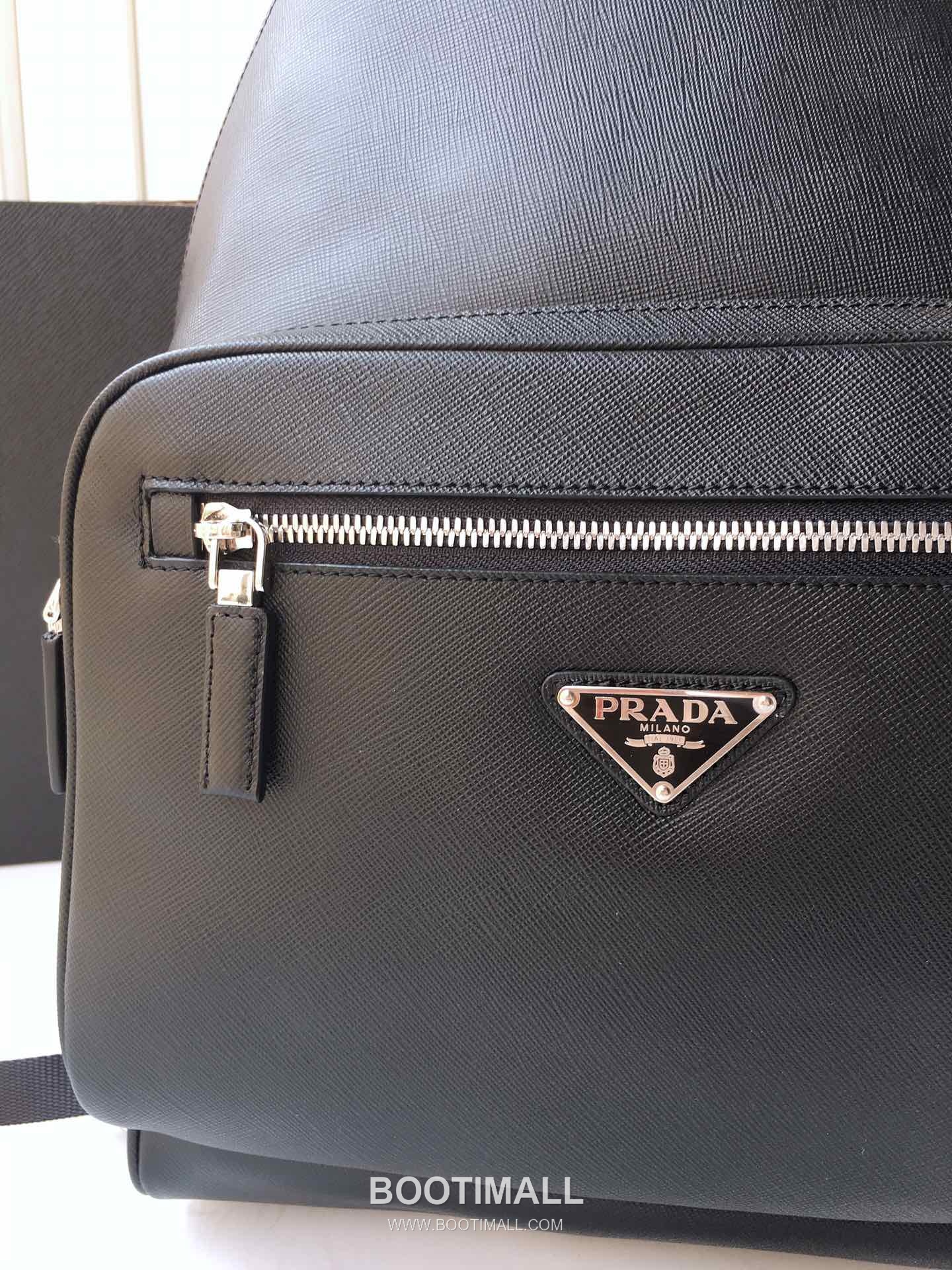 Prada Saffiano Leather Backpack with Dual Zip Compartments and Trolley Strap 프라다 사피아노 레더 듀얼 지퍼 수납 트롤리 스트랩 백팩 2VZ032 27cm 3