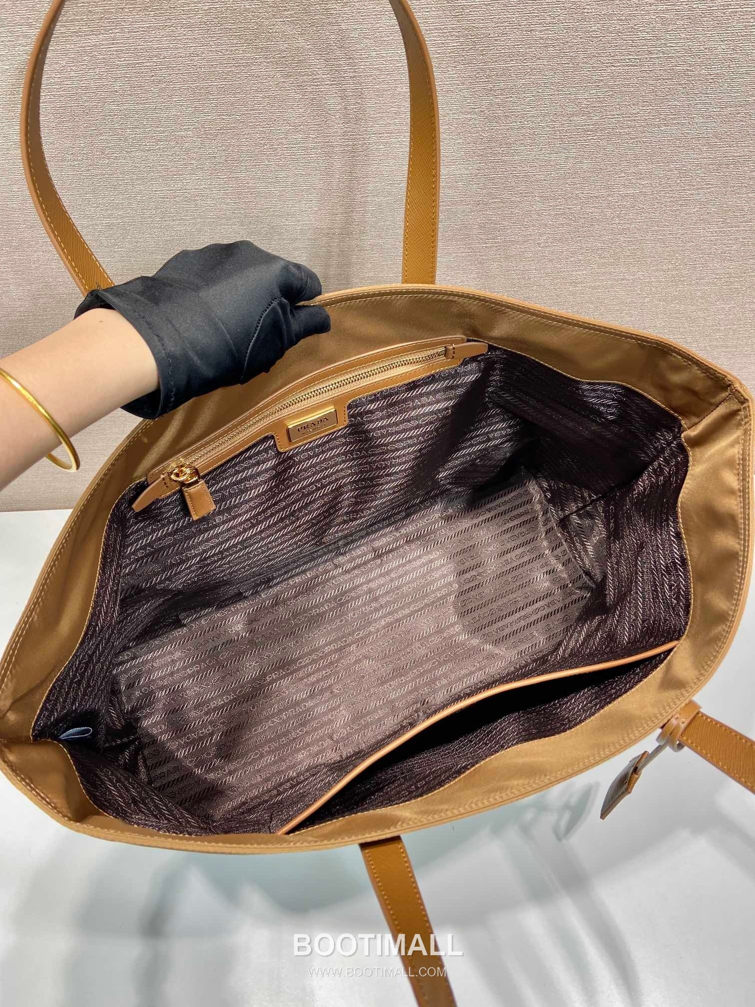 Prada Nylon Tote Bag with Minimal Structure and Large Capacity 프라다 나일론 미니멀 구조 대용량 토트백 1BG527 43cm 8