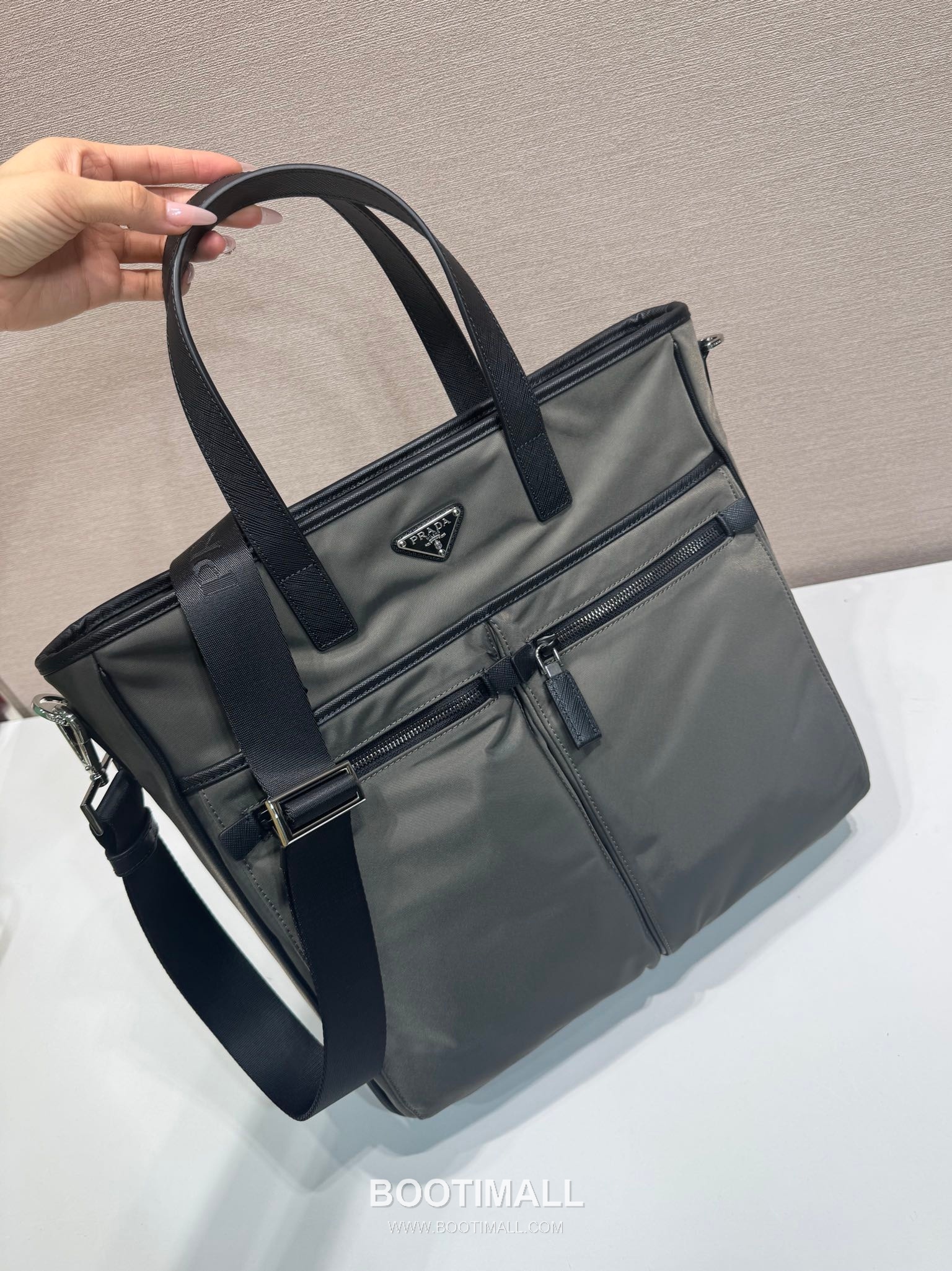 Prada Parachute Nylon Tote Bag with Multi Compartment and Minimal Design 프라다 패러슈트 나일론 멀티수납 미니멀 토트백 2VG860 34cm 3
