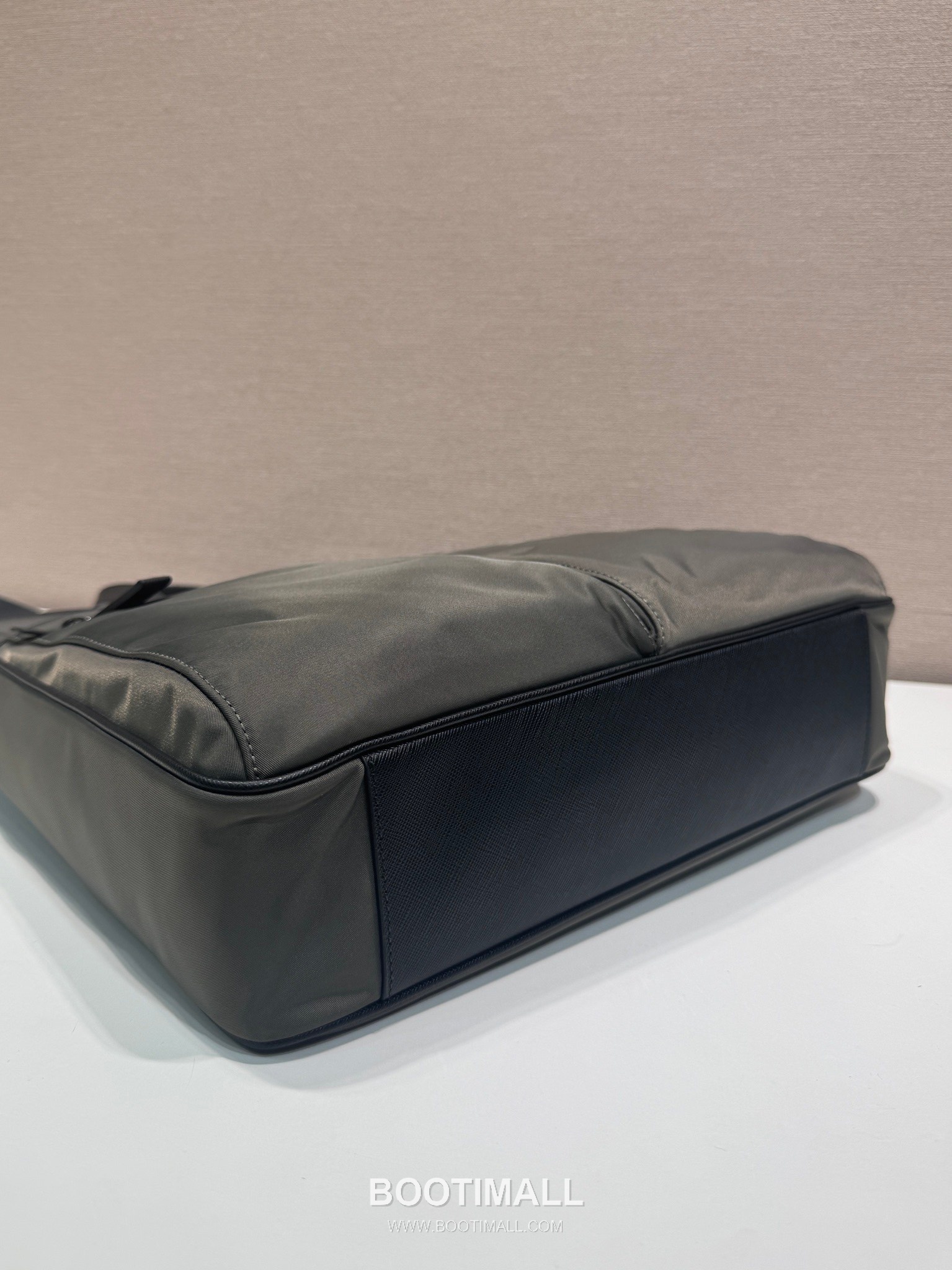 Prada Parachute Nylon Tote Bag with Multi Compartment and Minimal Design 프라다 패러슈트 나일론 멀티수납 미니멀 토트백 2VG860 34cm 7