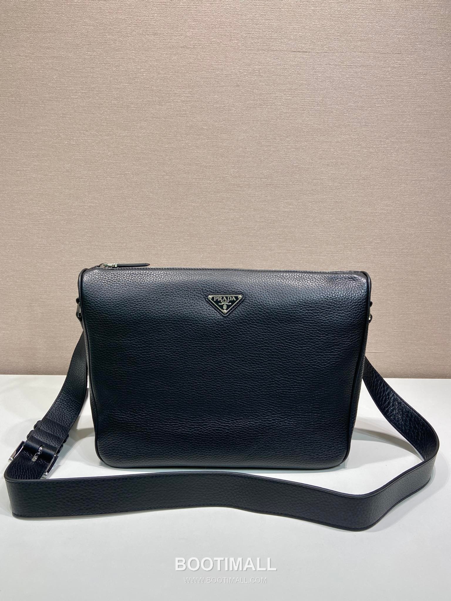 Prada Leather Messenger Bag with Adjustable Strap and Triangle Logo 프라다 레더 조절 스트랩 삼각로고 메신저백 2VH182 30cm 3