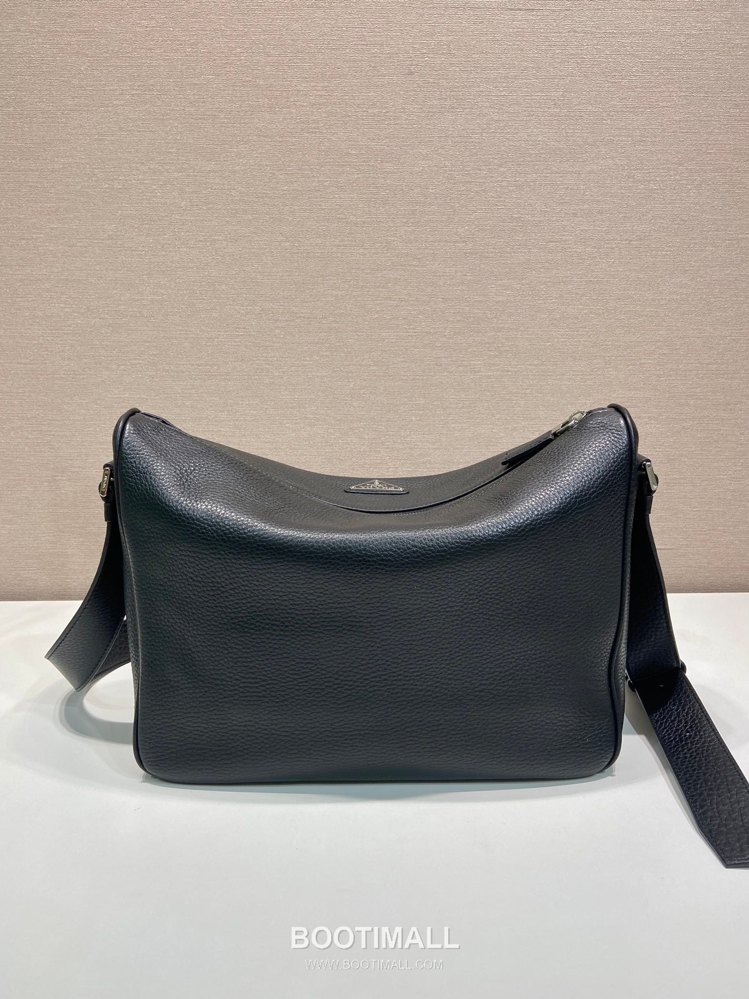 Prada Leather Messenger Bag with Adjustable Strap and Triangle Logo 프라다 레더 조절 스트랩 삼각로고 메신저백 2VH182 30cm 4