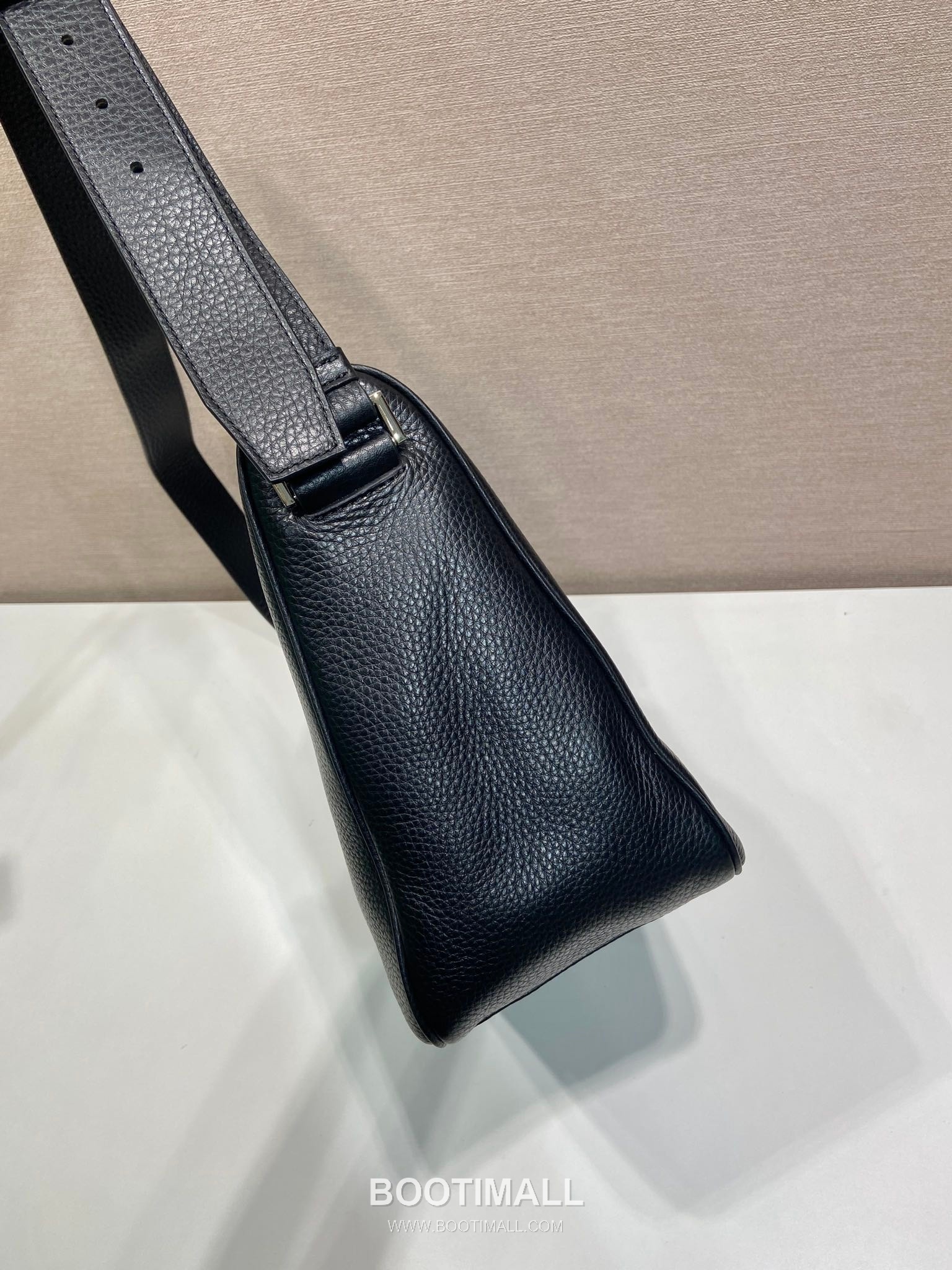 Prada Leather Messenger Bag with Adjustable Strap and Triangle Logo 프라다 레더 조절 스트랩 삼각로고 메신저백 2VH182 30cm 5