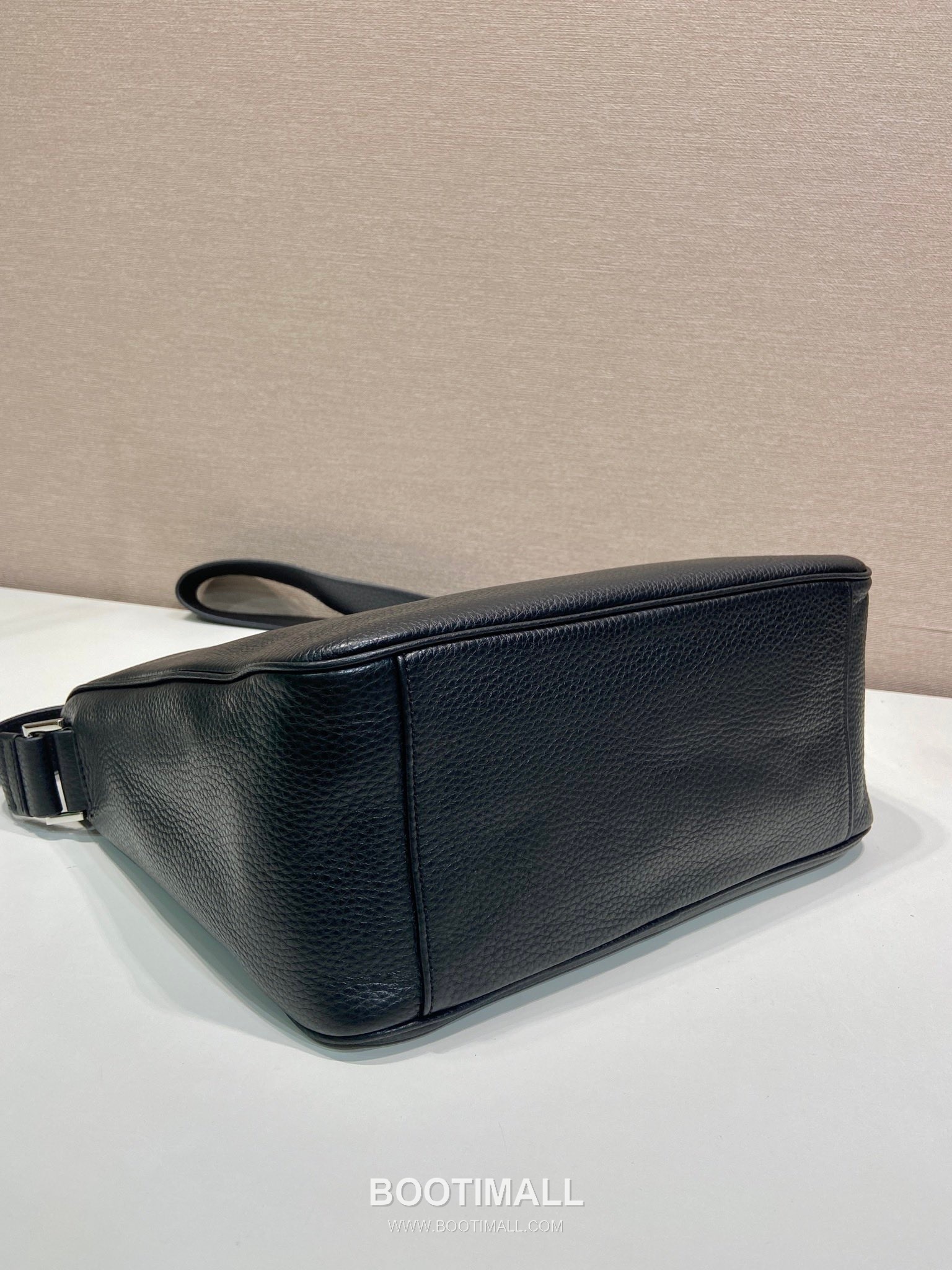 Prada Leather Messenger Bag with Adjustable Strap and Triangle Logo 프라다 레더 조절 스트랩 삼각로고 메신저백 2VH182 30cm 6