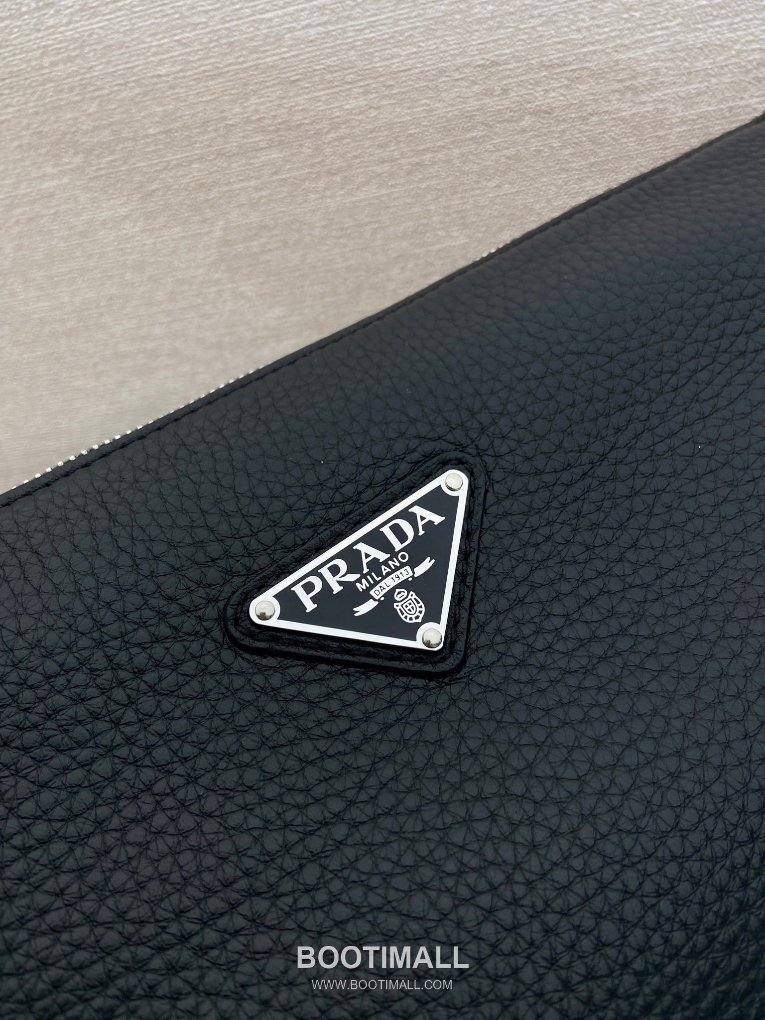 Prada Leather Messenger Bag with Adjustable Strap and Triangle Logo 프라다 레더 조절 스트랩 삼각로고 메신저백 2VH182 30cm 7