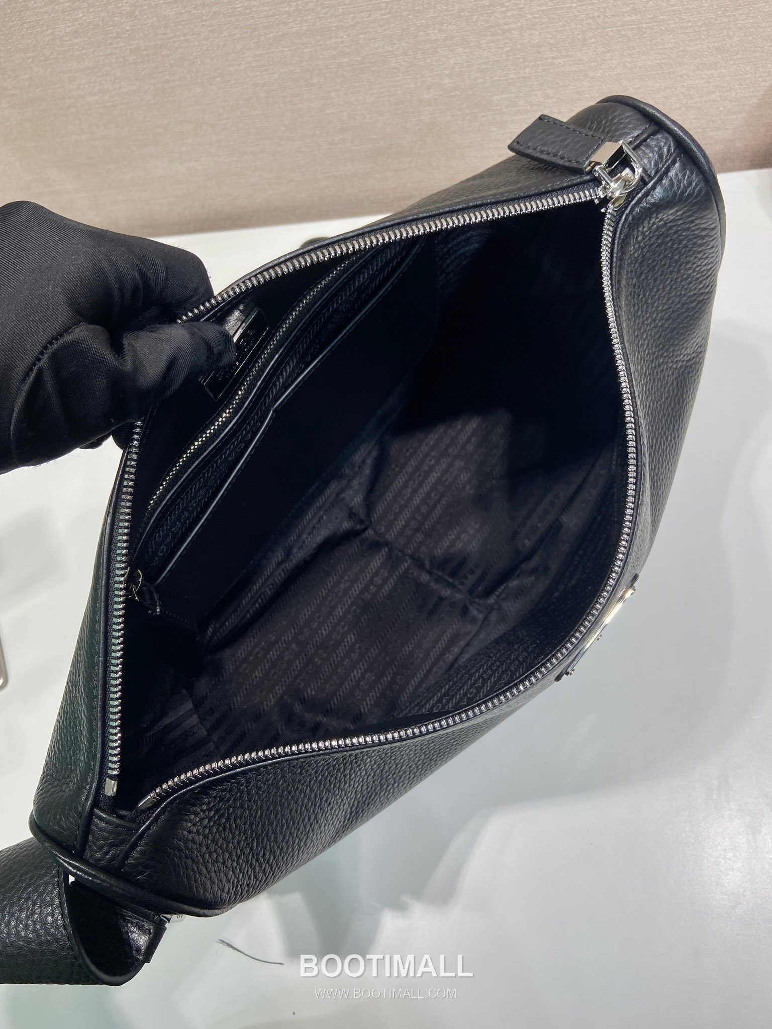 Prada Leather Messenger Bag with Adjustable Strap and Triangle Logo 프라다 레더 조절 스트랩 삼각로고 메신저백 2VH182 30cm 8