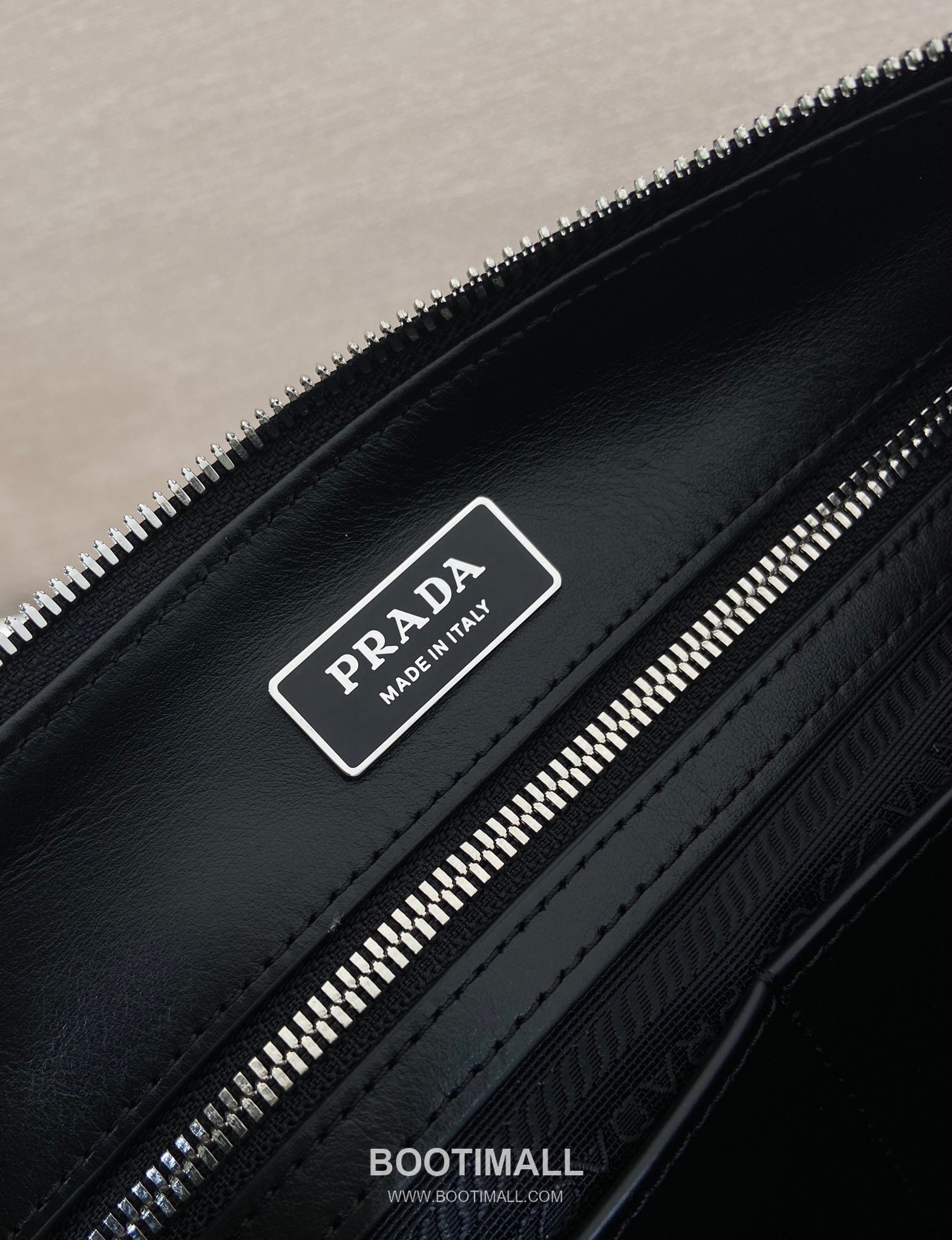 Prada Leather Messenger Bag with Adjustable Strap and Triangle Logo 프라다 레더 조절 스트랩 삼각로고 메신저백 2VH182 30cm 9