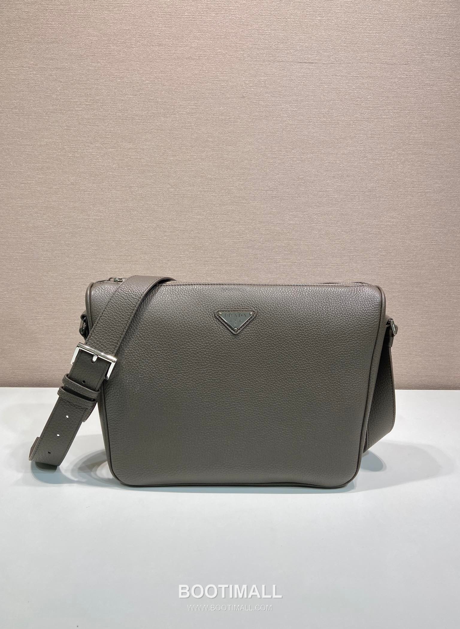 Prada Leather Messenger Bag with Adjustable Strap and Triangle Logo 프라다 레더 조절 스트랩 삼각로고 메신저백 2VH182 30cm 1