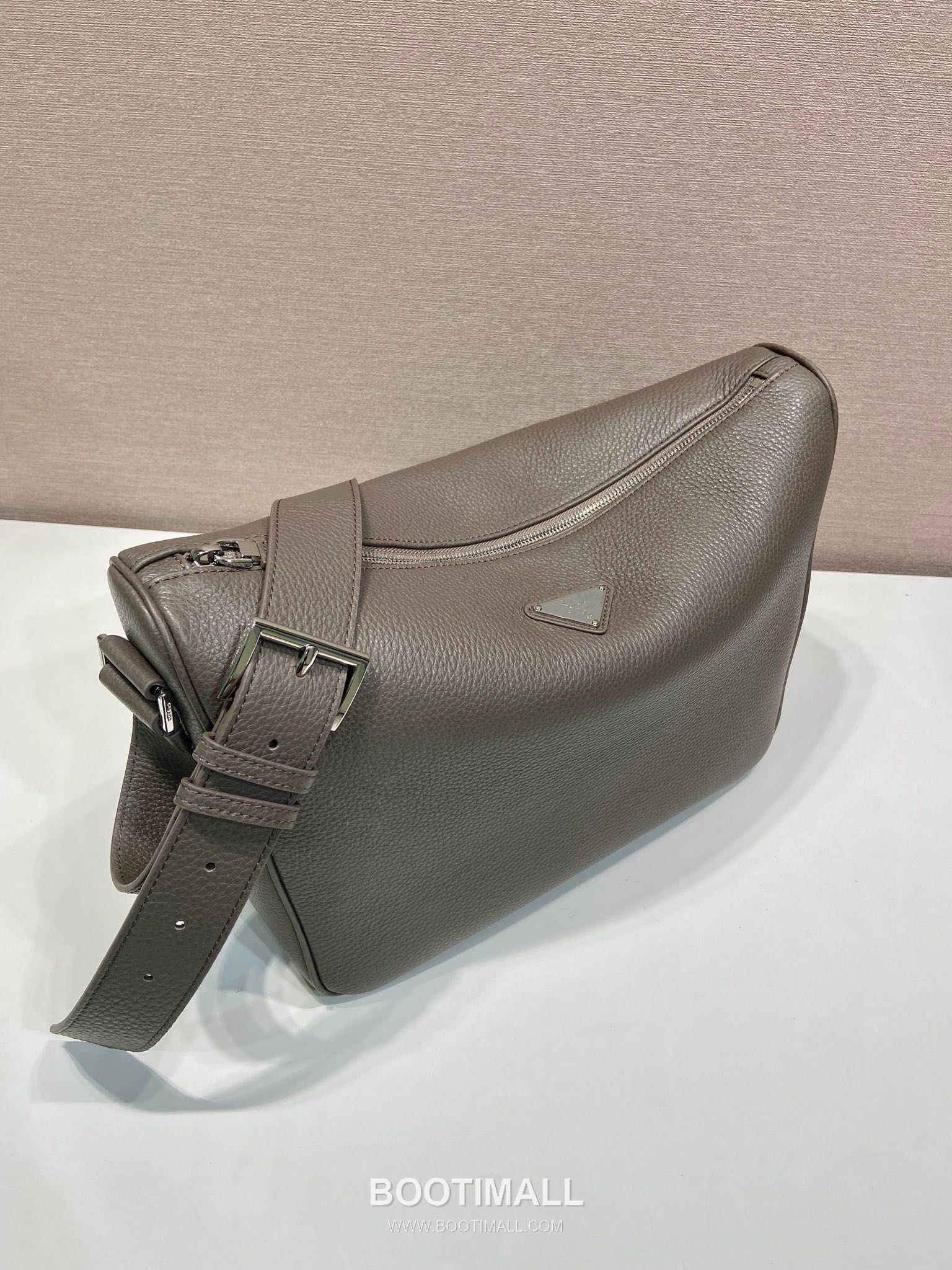 Prada Leather Messenger Bag with Adjustable Strap and Triangle Logo 프라다 레더 조절 스트랩 삼각로고 메신저백 2VH182 30cm 2