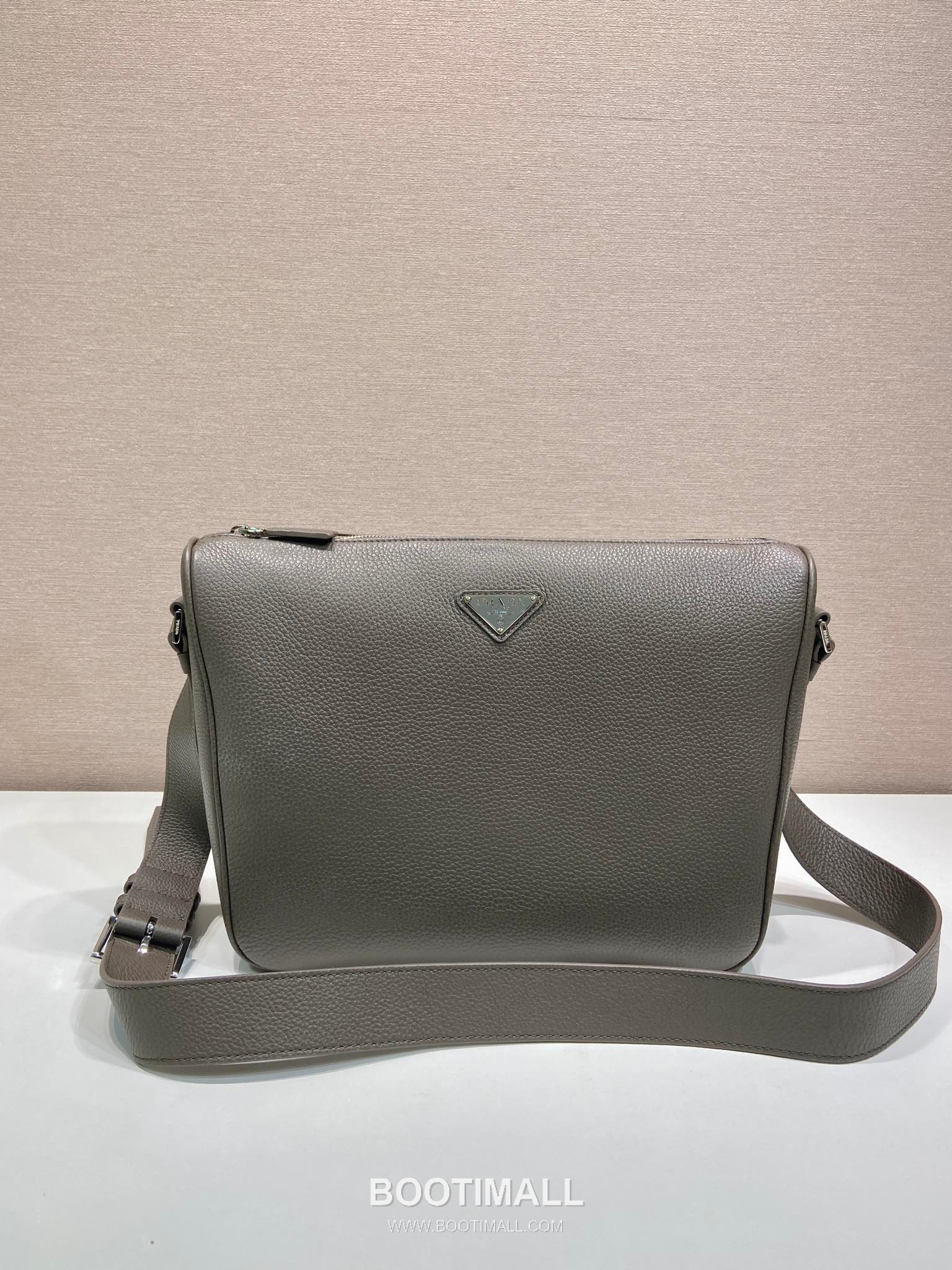 Prada Leather Messenger Bag with Adjustable Strap and Triangle Logo 프라다 레더 조절 스트랩 삼각로고 메신저백 2VH182 30cm 3