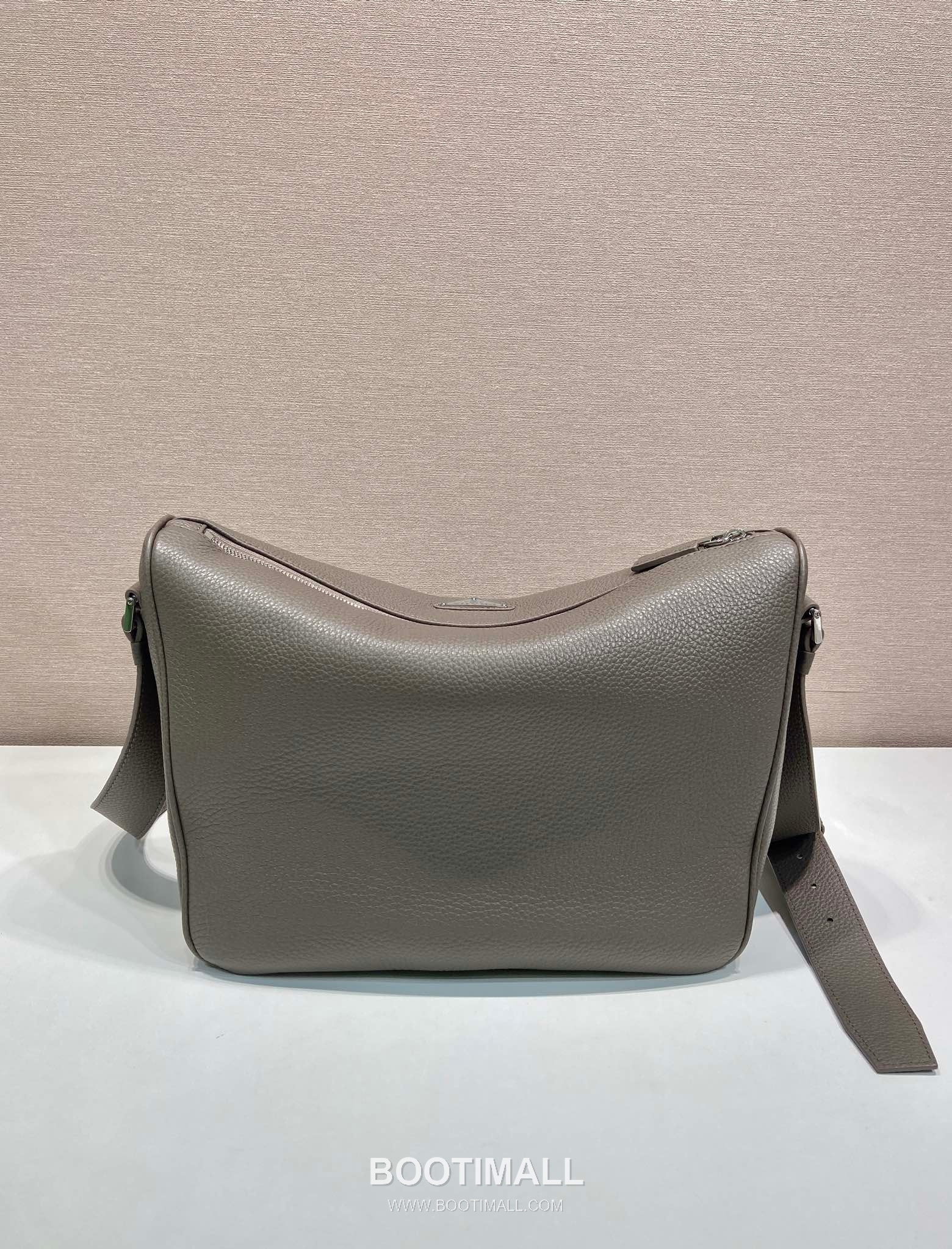 Prada Leather Messenger Bag with Adjustable Strap and Triangle Logo 프라다 레더 조절 스트랩 삼각로고 메신저백 2VH182 30cm 4