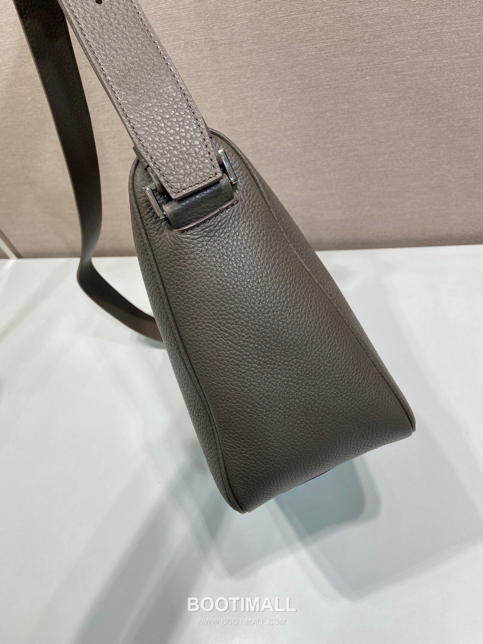 Prada Leather Messenger Bag with Adjustable Strap and Triangle Logo 프라다 레더 조절 스트랩 삼각로고 메신저백 2VH182 30cm 5