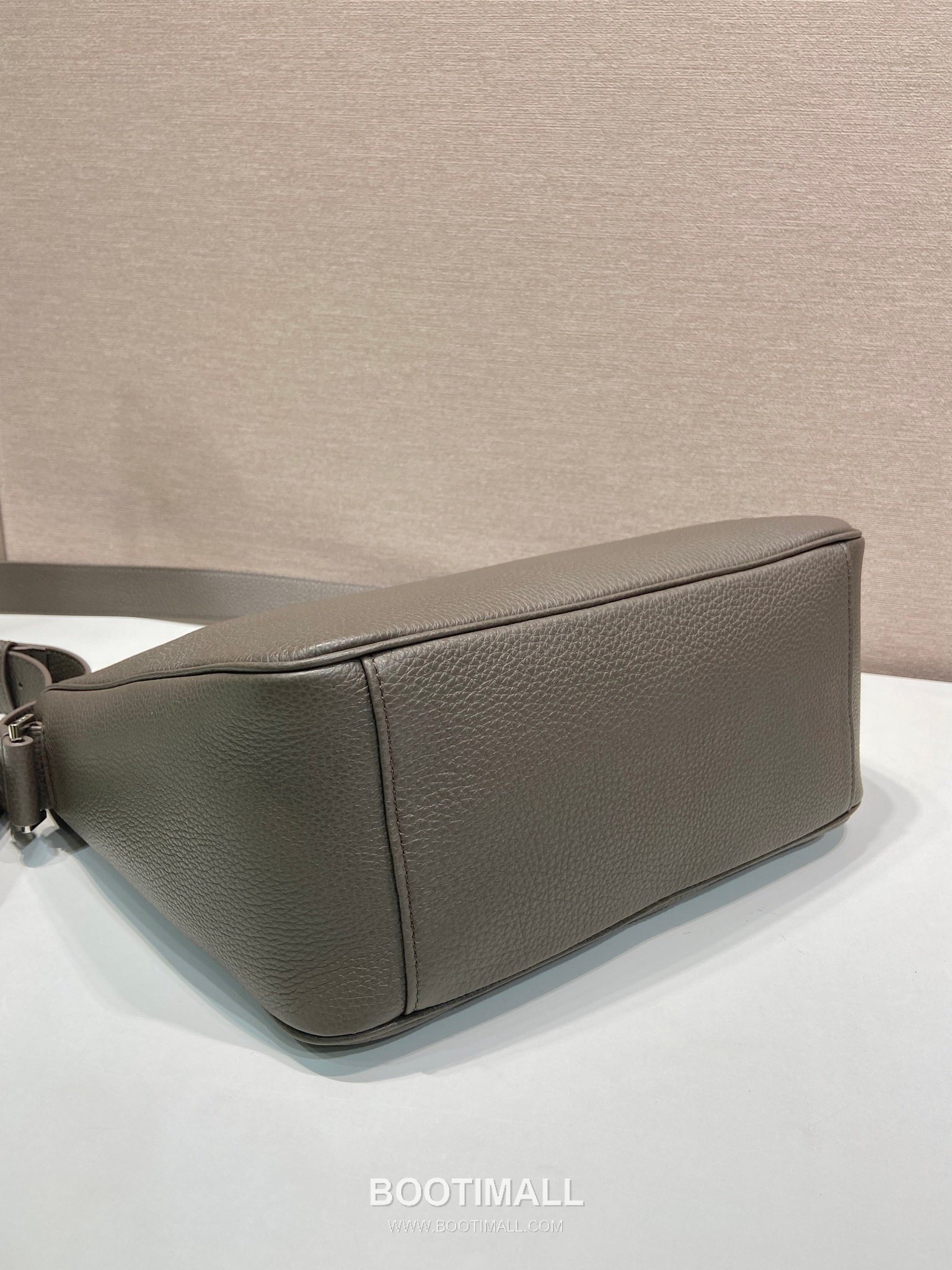 Prada Leather Messenger Bag with Adjustable Strap and Triangle Logo 프라다 레더 조절 스트랩 삼각로고 메신저백 2VH182 30cm 6