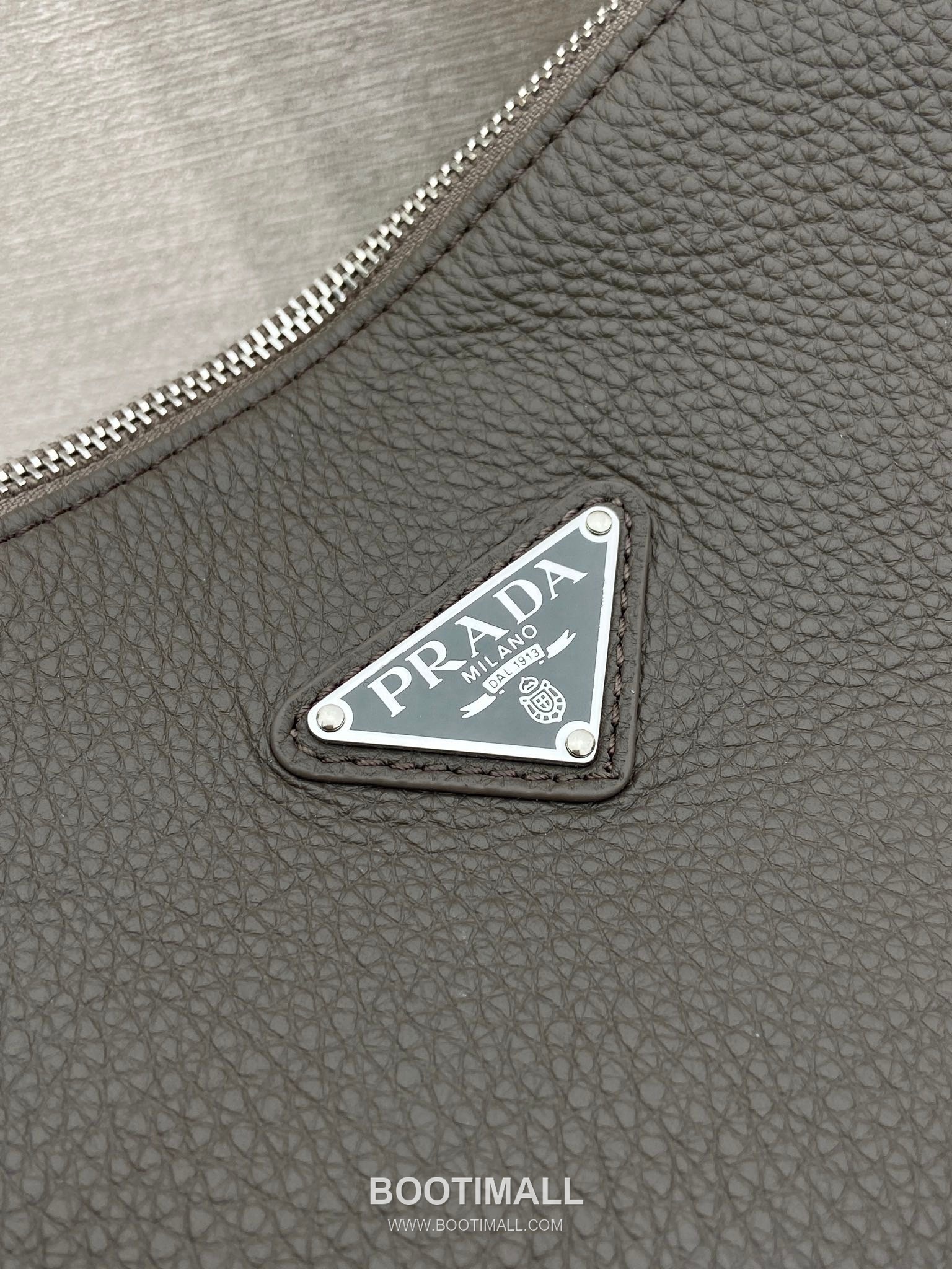 Prada Leather Messenger Bag with Adjustable Strap and Triangle Logo 프라다 레더 조절 스트랩 삼각로고 메신저백 2VH182 30cm 7