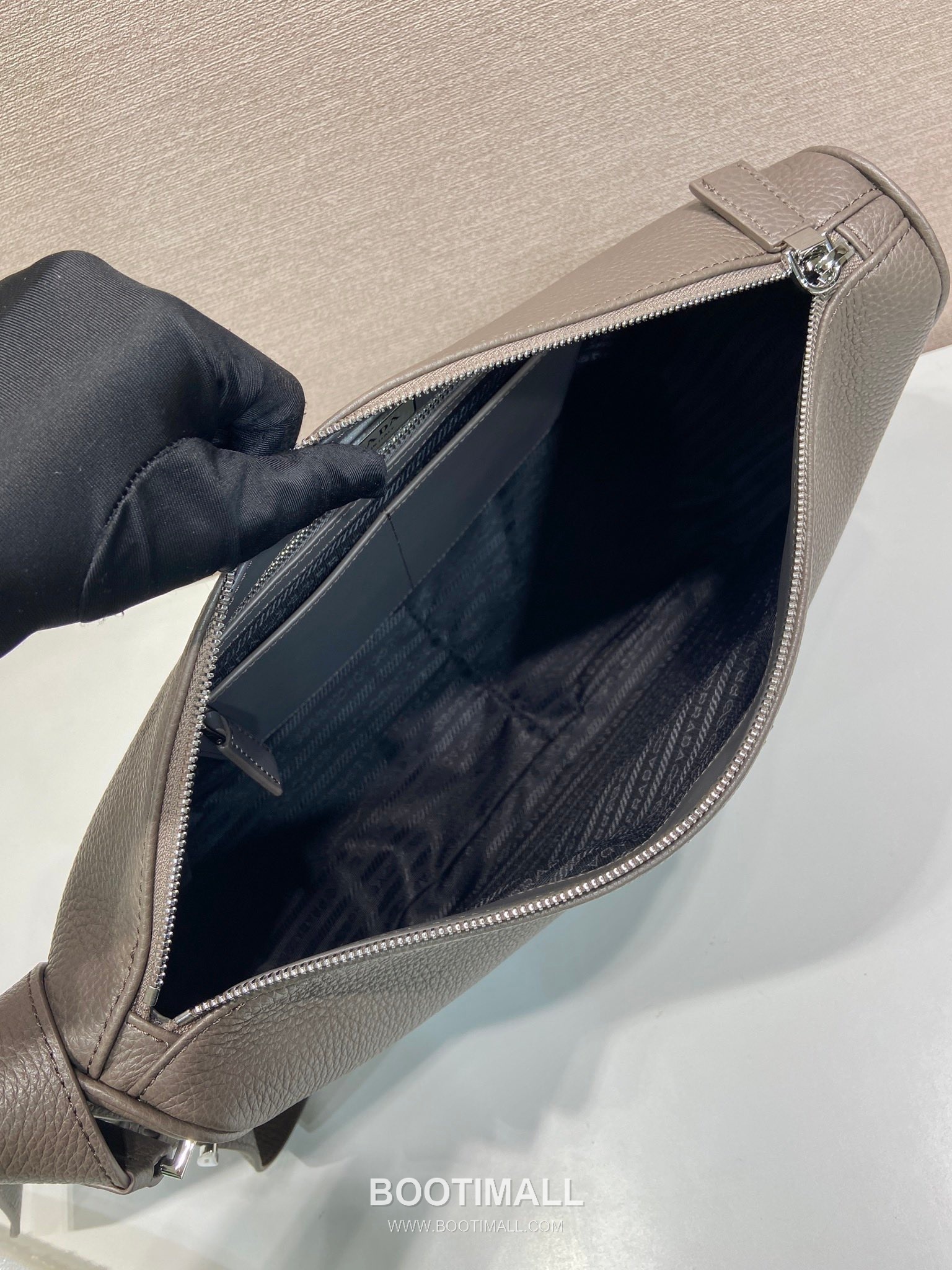 Prada Leather Messenger Bag with Adjustable Strap and Triangle Logo 프라다 레더 조절 스트랩 삼각로고 메신저백 2VH182 30cm 8