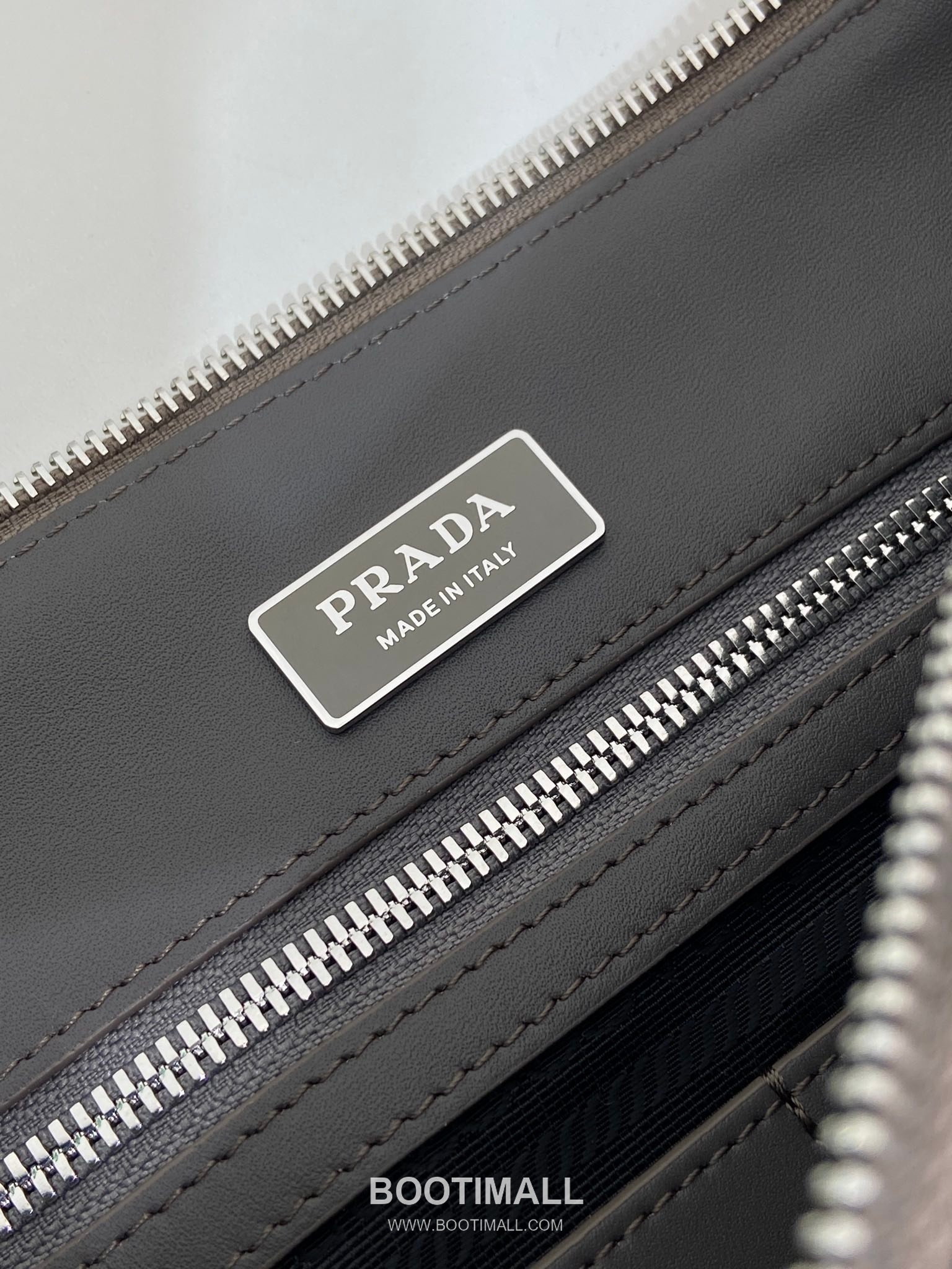 Prada Leather Messenger Bag with Adjustable Strap and Triangle Logo 프라다 레더 조절 스트랩 삼각로고 메신저백 2VH182 30cm 9